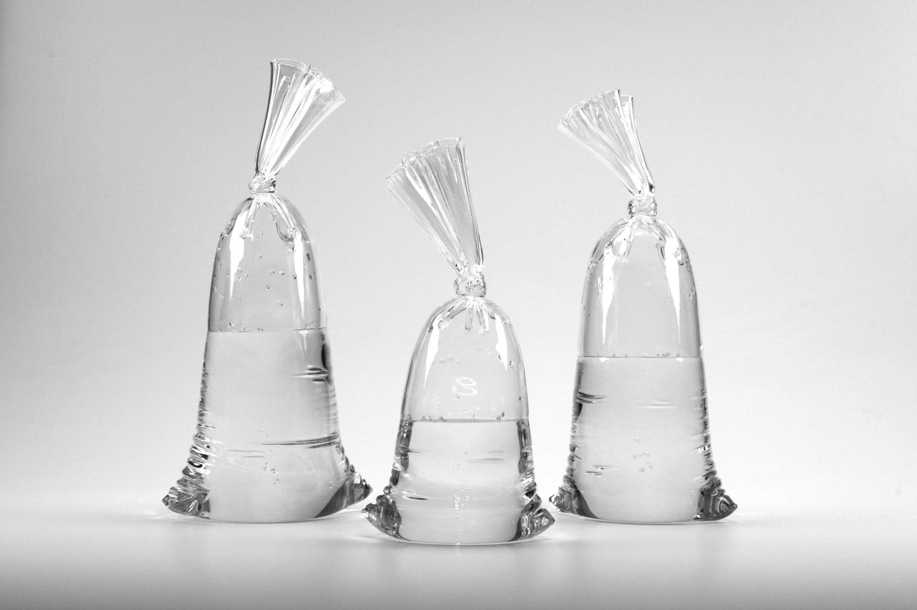 Hyperreal glass water bag trio sculpture installation (set of 3), Voll- und Hohlglas von Dylan Martinez.   

Abmessungen der Tasche (ca.): 
Links: 11,75 x 7 x 4,5