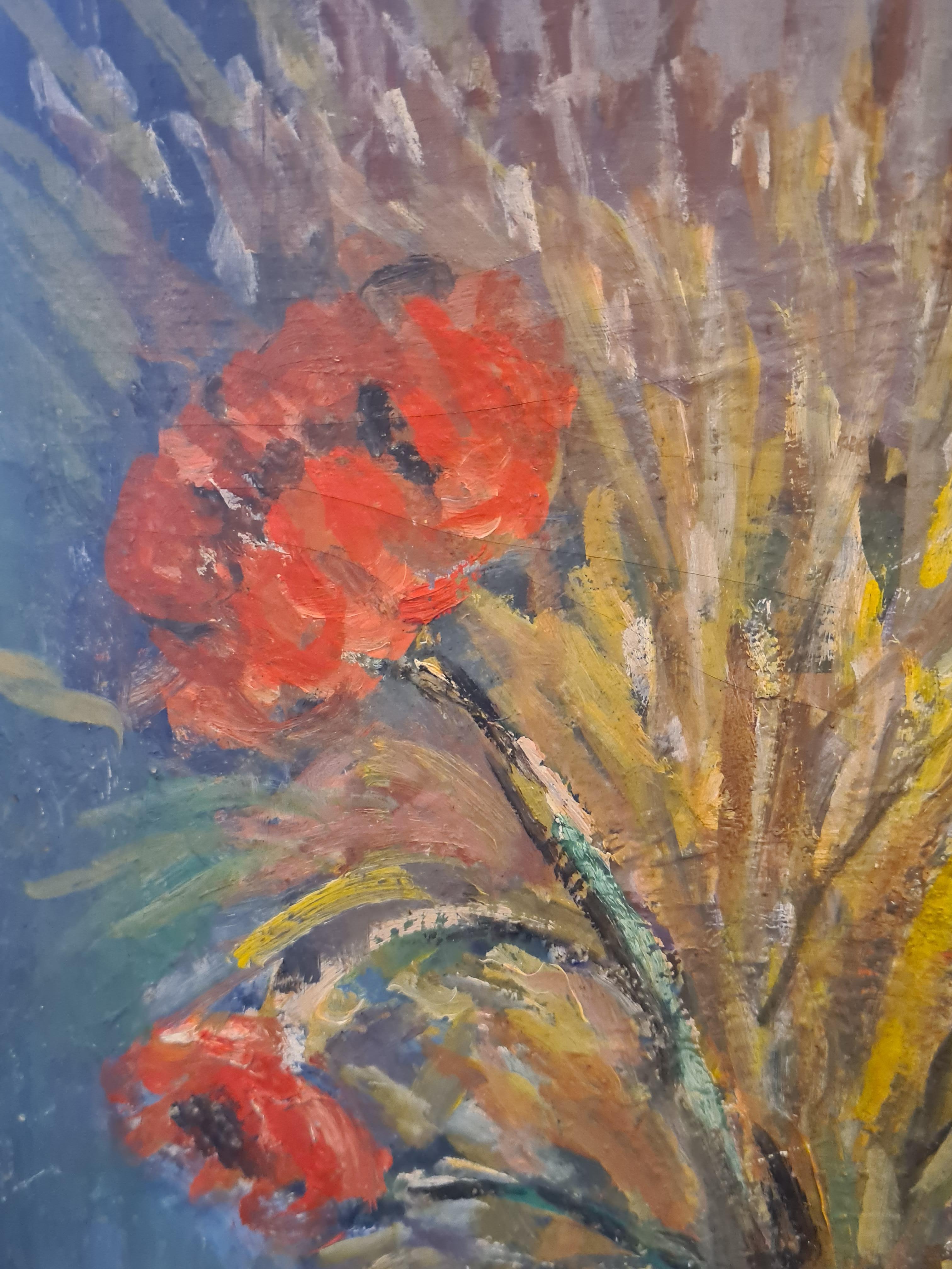 French Mid 20th Century óleo sobre tabla Naturaleza muerta fauvista, flores en un jarrón en una escena interior, por Hyppolite Roger. El cuadro está firmado abajo a la derecha y también hay un sello del Atelier en el reverso de la tabla. Roger