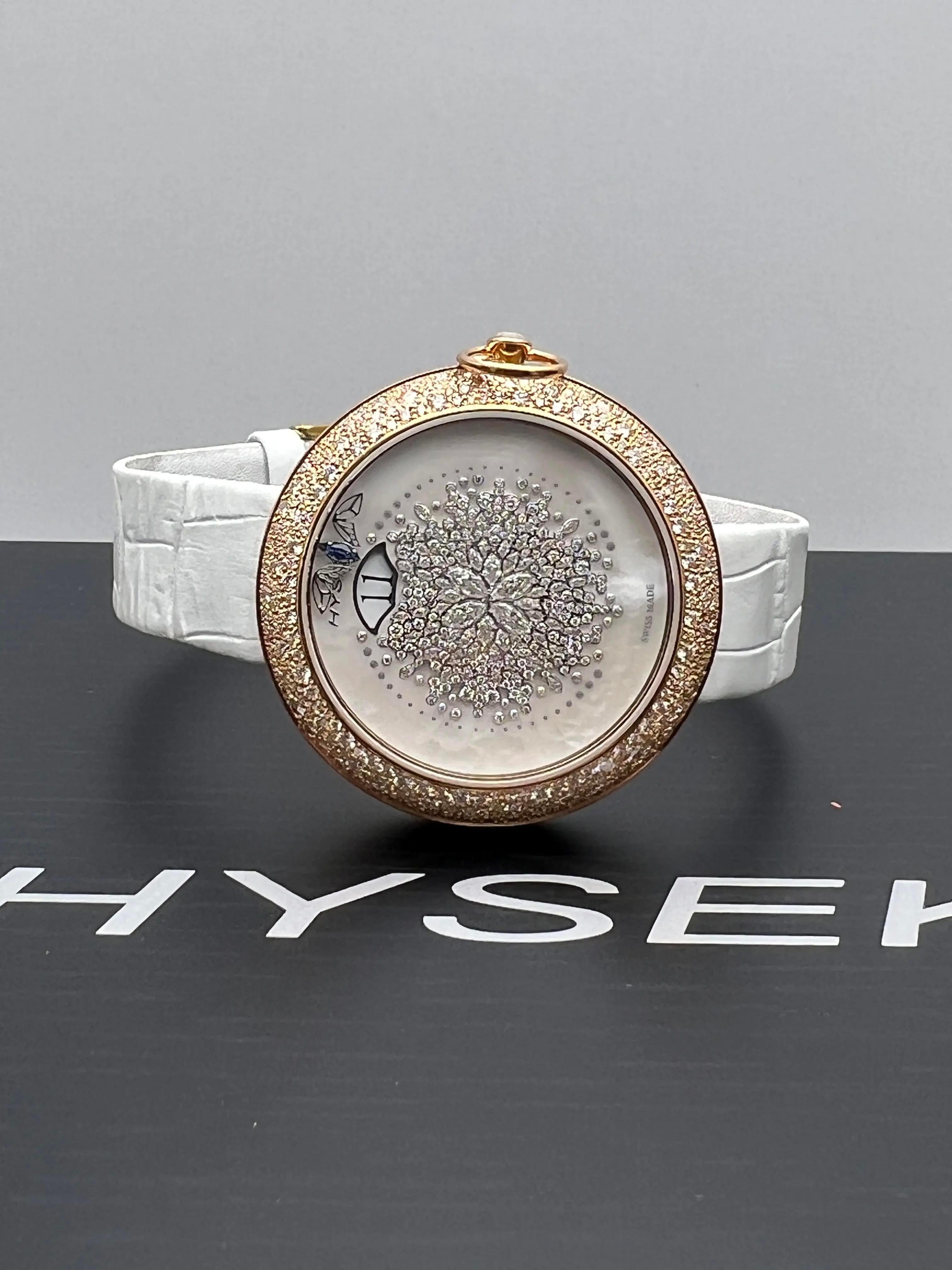 The Hysek Kalysta Exotic Tale Jumping Hour (reference KA3926R95) is a captivating timepiece that exemplifies Hysek's dedication to blending avant-garde design with horological innovation. Crafted from 18K rose gold, the 39mm round case is adorned