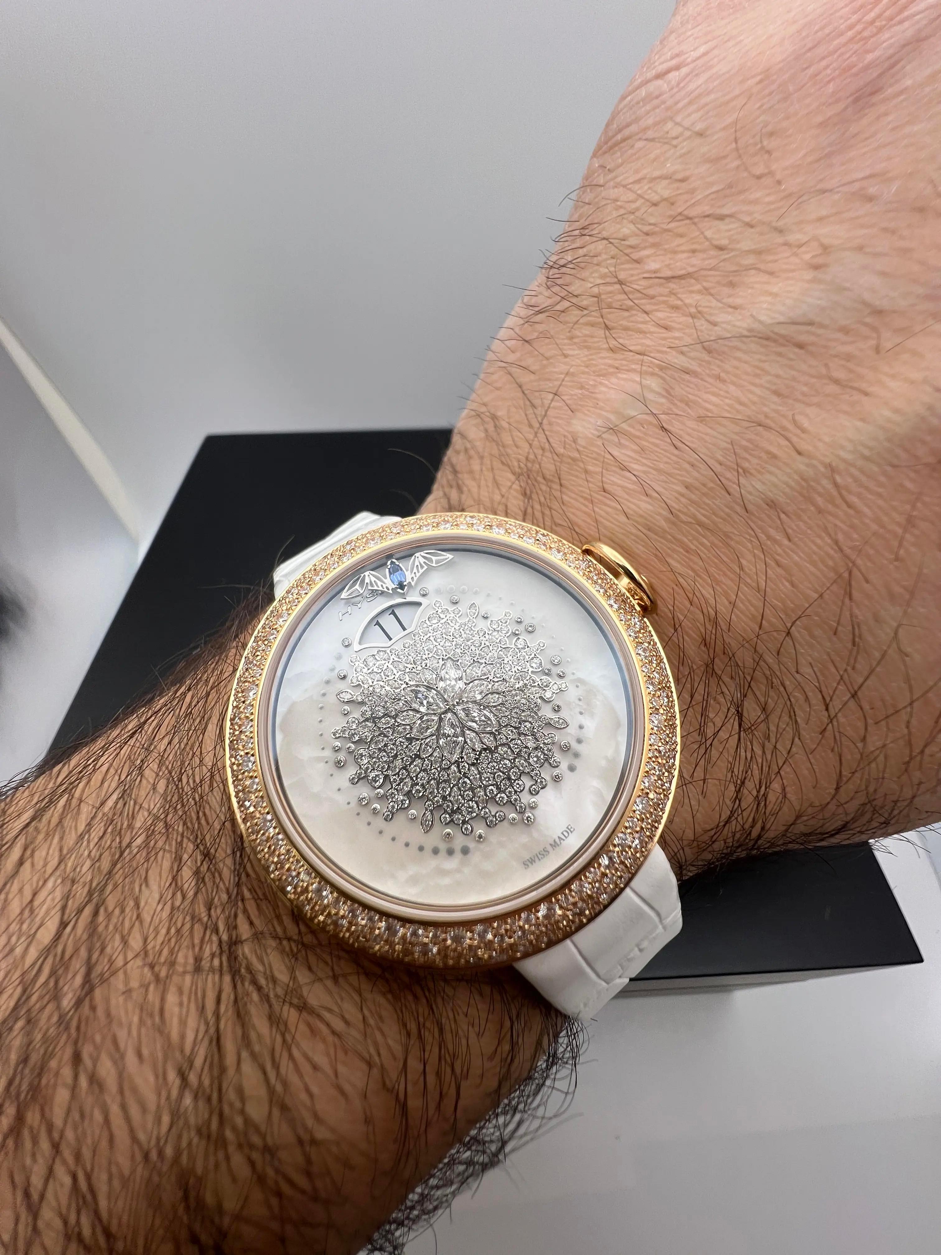 Hysek Kalysta Exotic Tale Jump Hour KA3926R95 18K Rose Gold MOP Full Diamond B&P In Excellent Condition For Sale In New York, NY