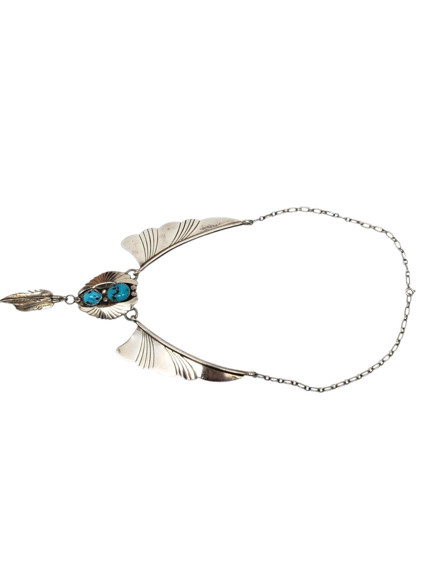 Hyson Craig - Collana di piume di turchese dei nativi americani in argento sterling

Questa audace collana dei nativi americani di Hyson Craig presenta 2 cabochon di turchese con motivi di piume e ali incastonati nel classico argento