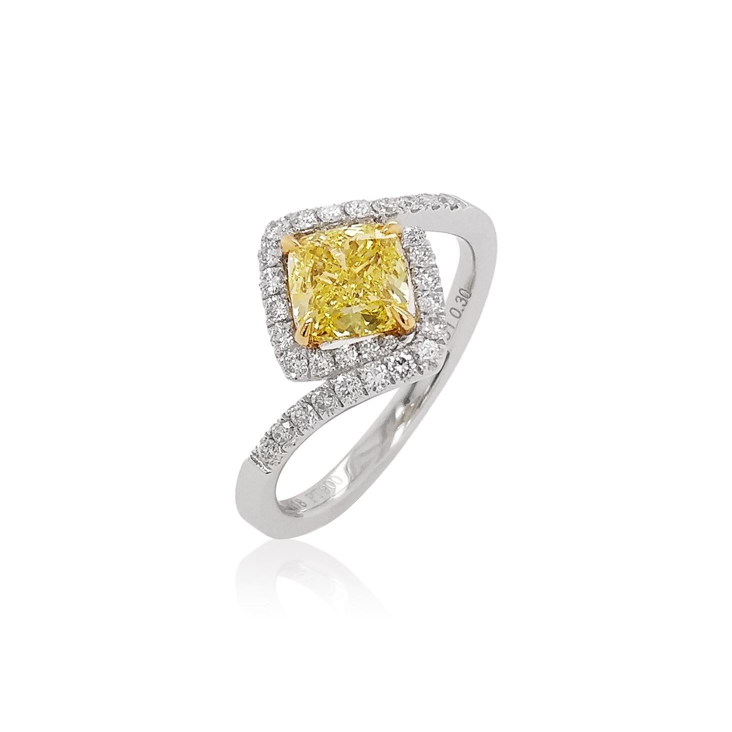 Contemporain Bague de fiançailles en platine avec diamant jaune certifié GIA en vente