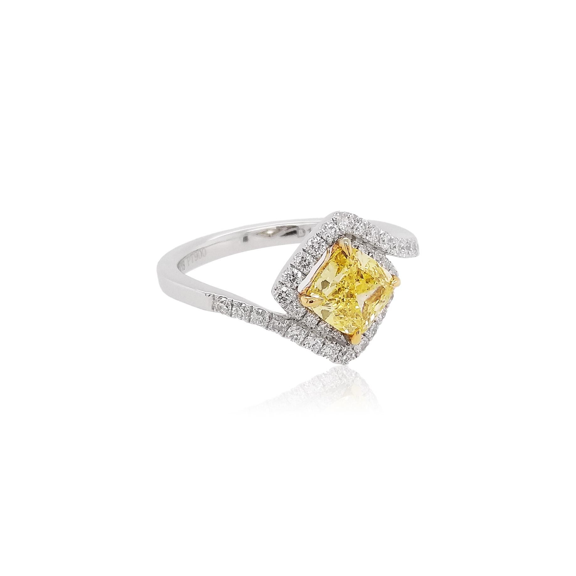 Taille coussin Bague de fiançailles en platine avec diamant jaune certifié GIA en vente