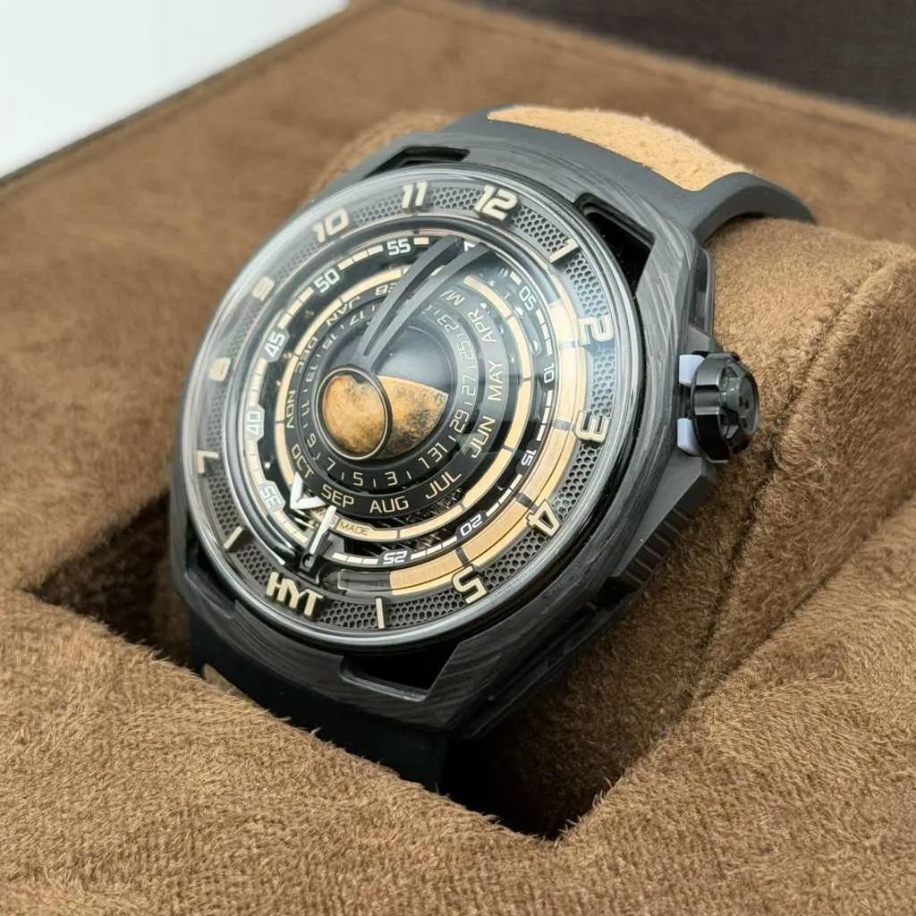 HYT Moon Runner Desert Carbon Titanium Edition limitée à 15 montres H02984-A en vente 6