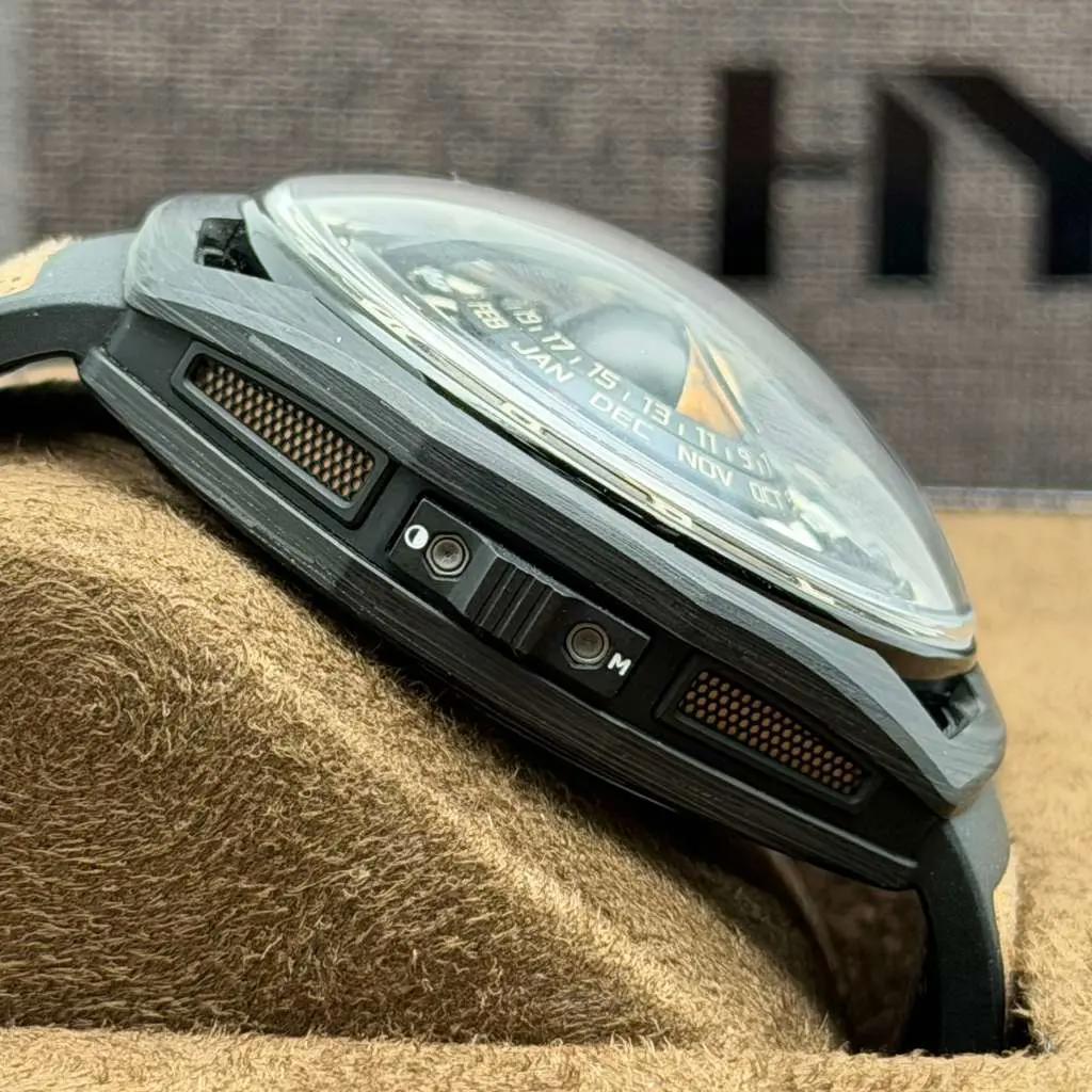 HYT Moon Runner Desert Carbon Titanium Edition limitée à 15 montres H02984-A en vente 4