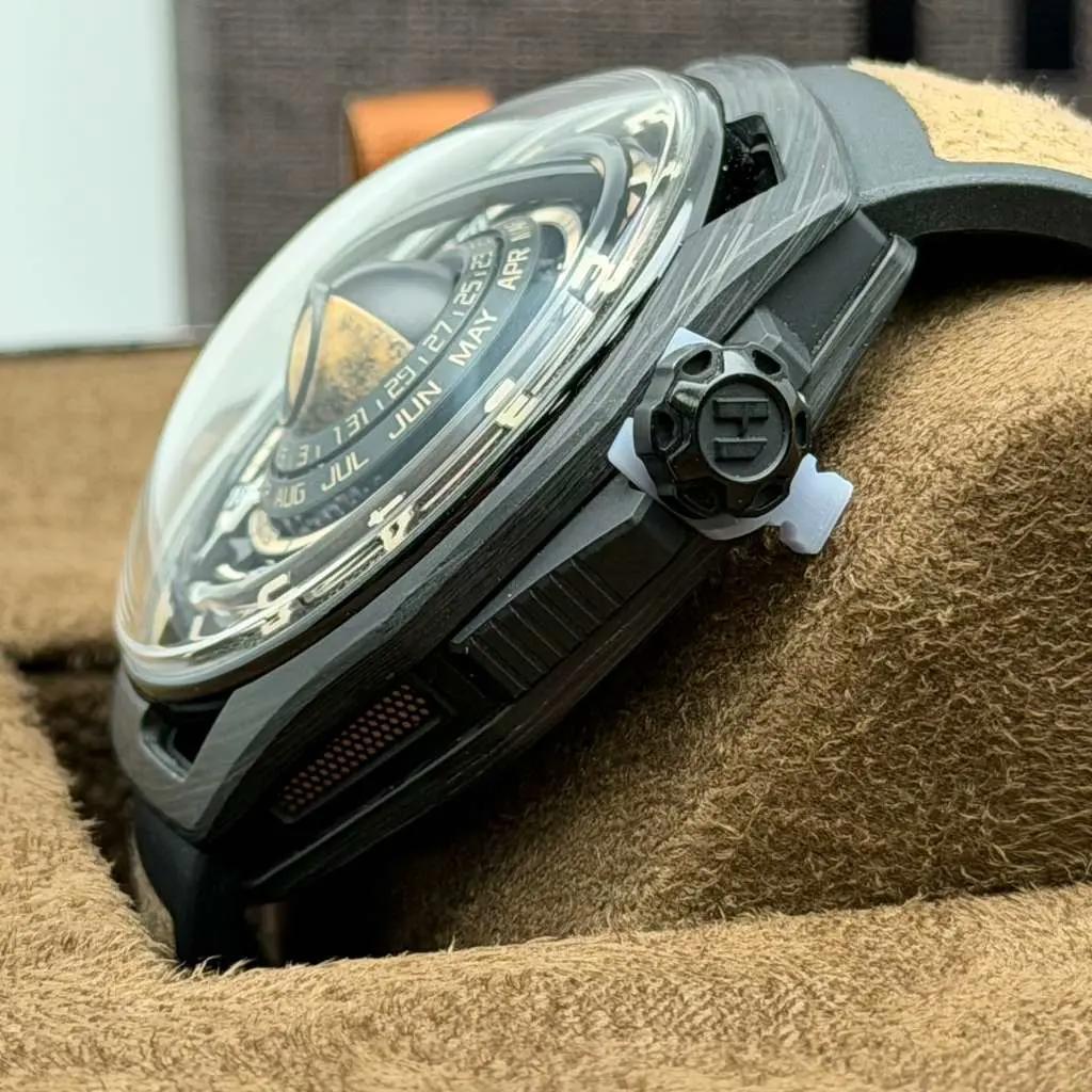 HYT Moon Runner Desert Carbon Titanium Edition limitée à 15 montres H02984-A en vente 3
