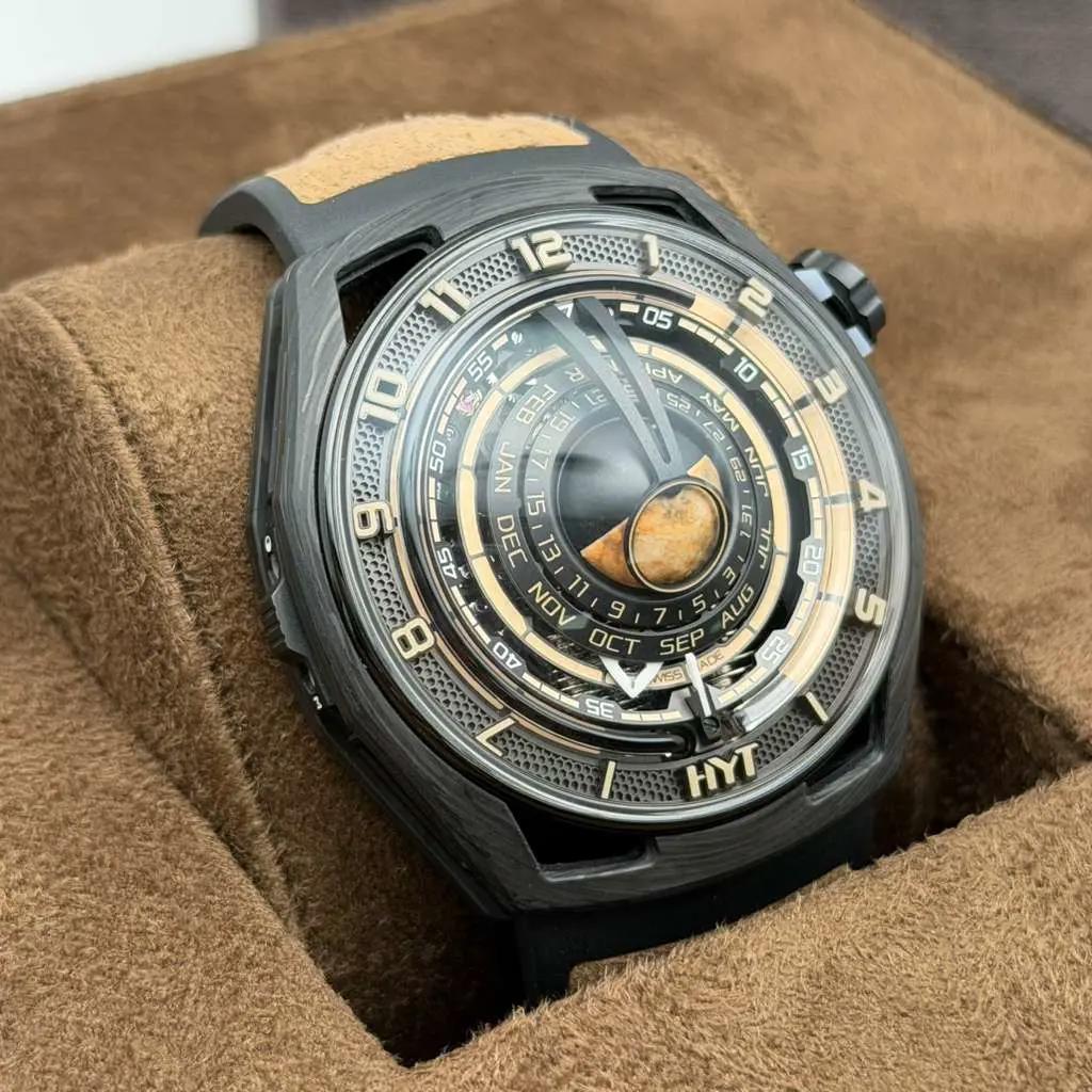 HYT Moon Runner Desert Carbon Titanium Edition limitée à 15 montres H02984-A en vente 5