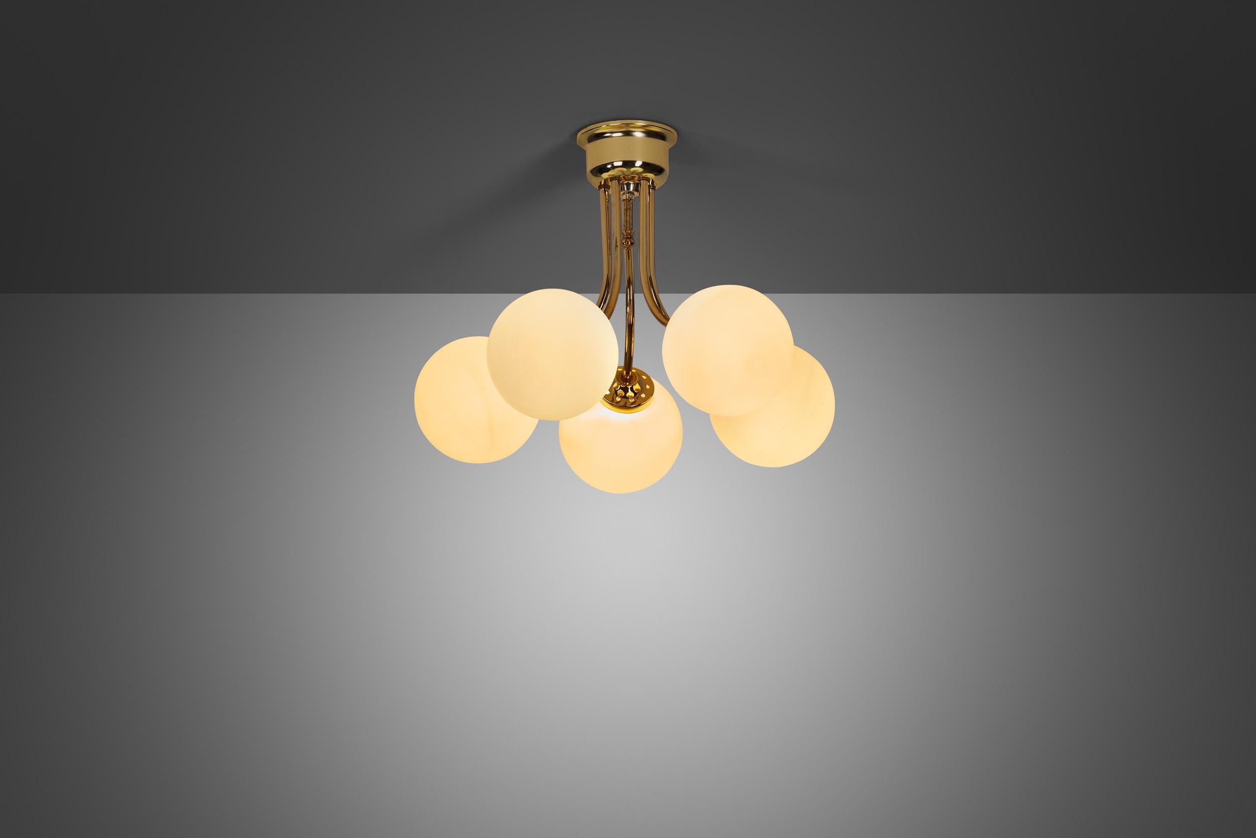 En matière de design, les années 1970 peuvent évoquer des images de surfaces en bois, de canapés en peluche, de teintes chaudes et lumineuses et de papiers peints à motifs. En Finlande, c'est aussi l'ère du design-Light épuré, avec un aspect
