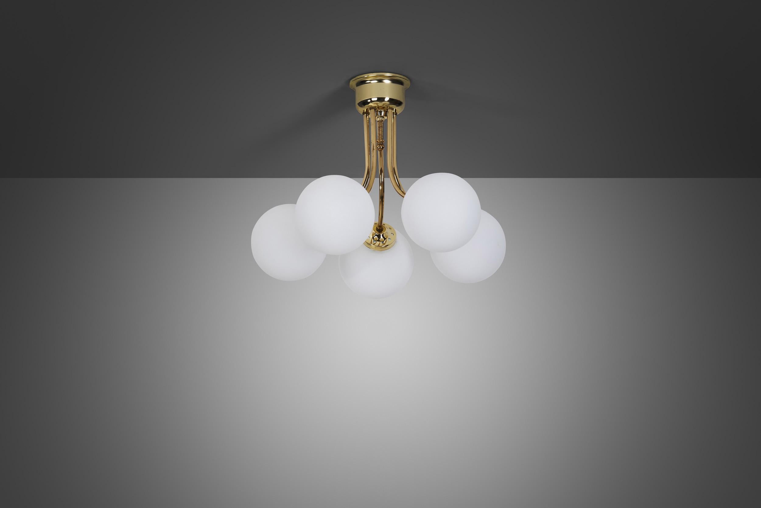 Mid-Century Modern Plafonnier Hyval à cinq bras en laiton et verre, Finlande, années 1970 en vente
