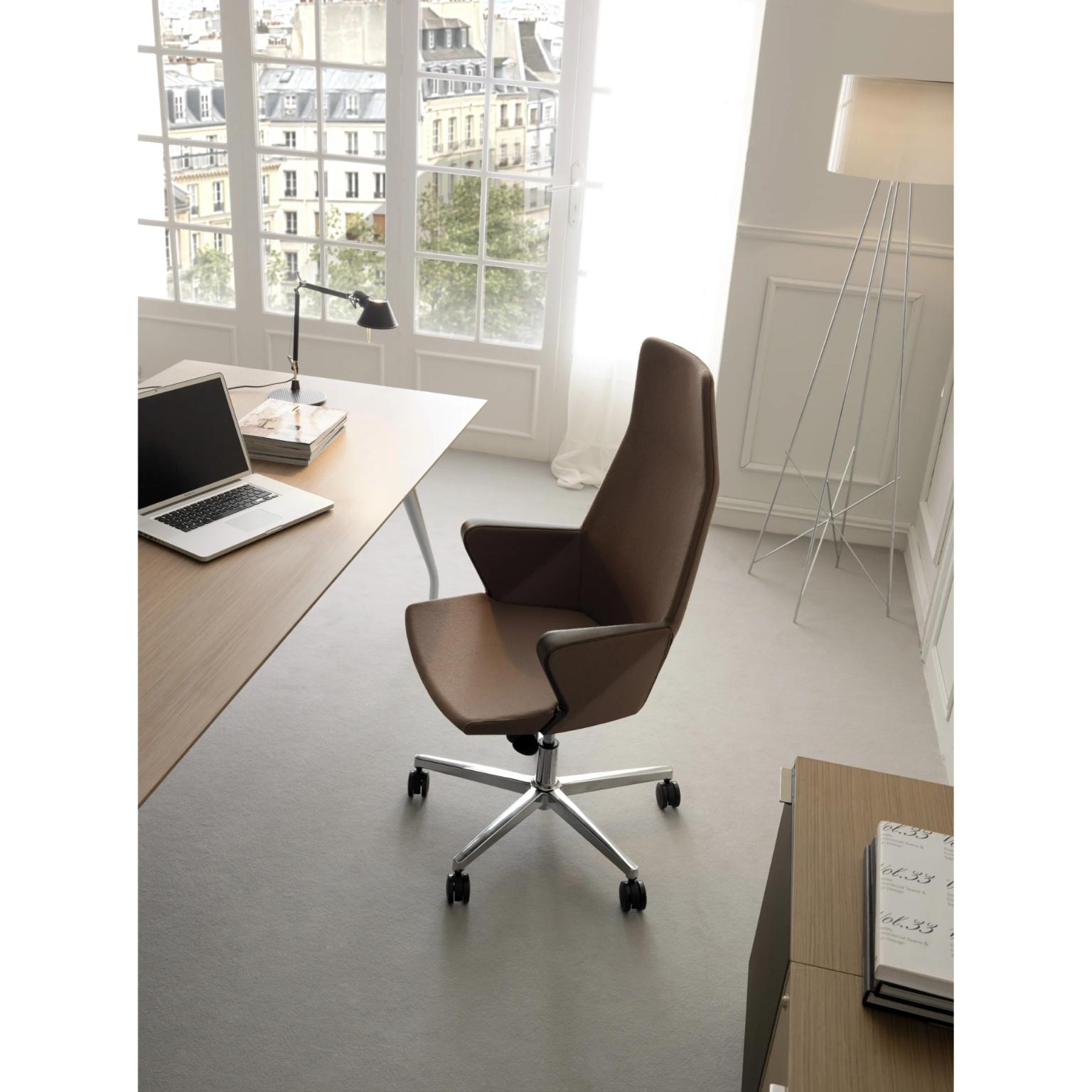 Sedia direzionale con schienale alto Hyway in alluminio e tappezzeria di Ain Quinti Seduce
Creato da Orlandini Design
Dimensioni: P 68 x L 68 x H 118 cm.
Materiali: Alluminio, schiuma e imbottitura.

Disponibile in diverse finiture, dimensioni e