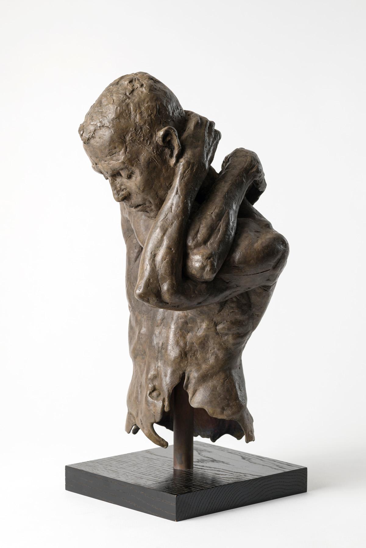Folded Arms Study Dripping Torso Fragment (Gold), Nude Sculpture, von Hywel Pratley
