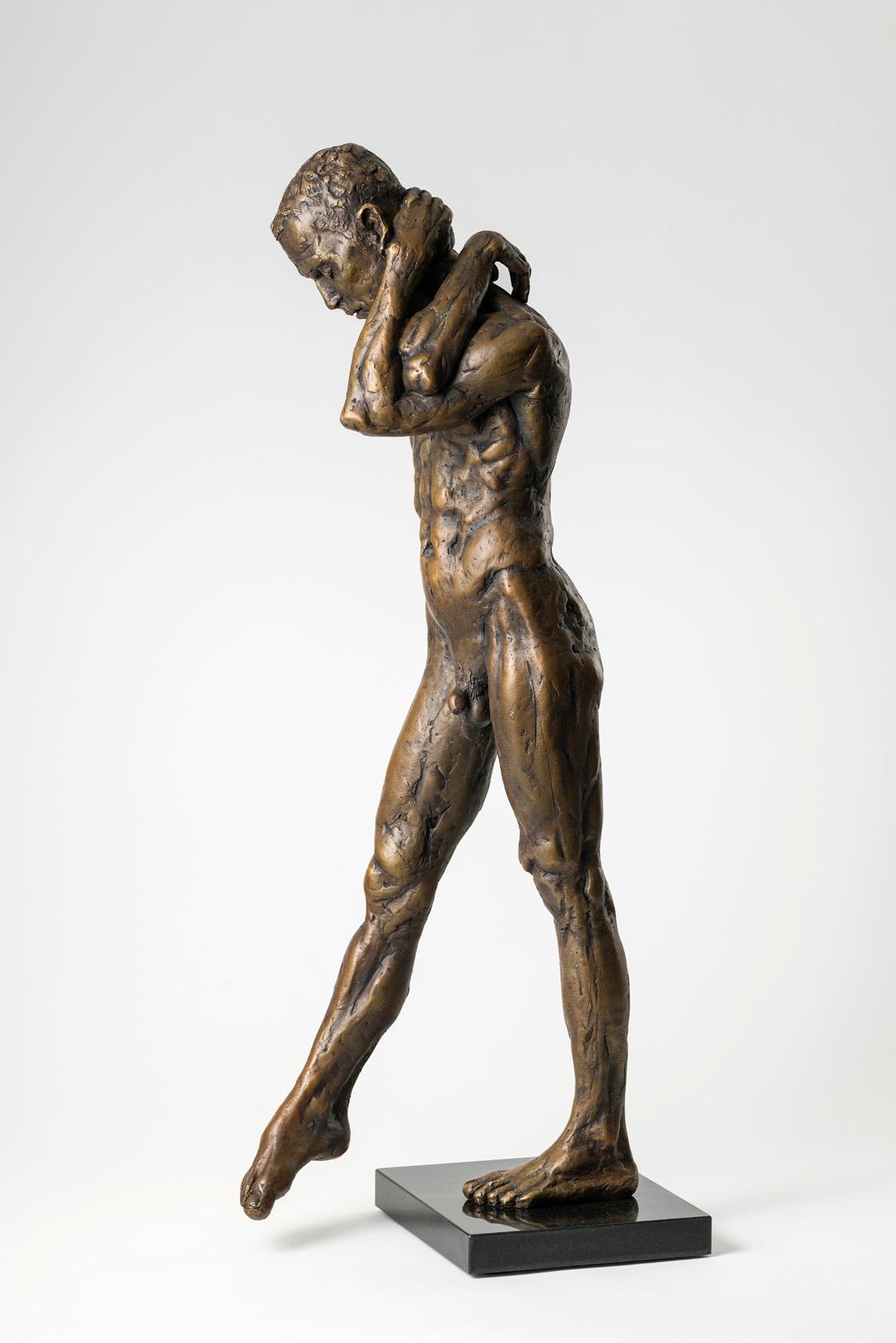 Studio a bracci ripiegati (Figura intera) - Sculpture di Hywel Pratley
