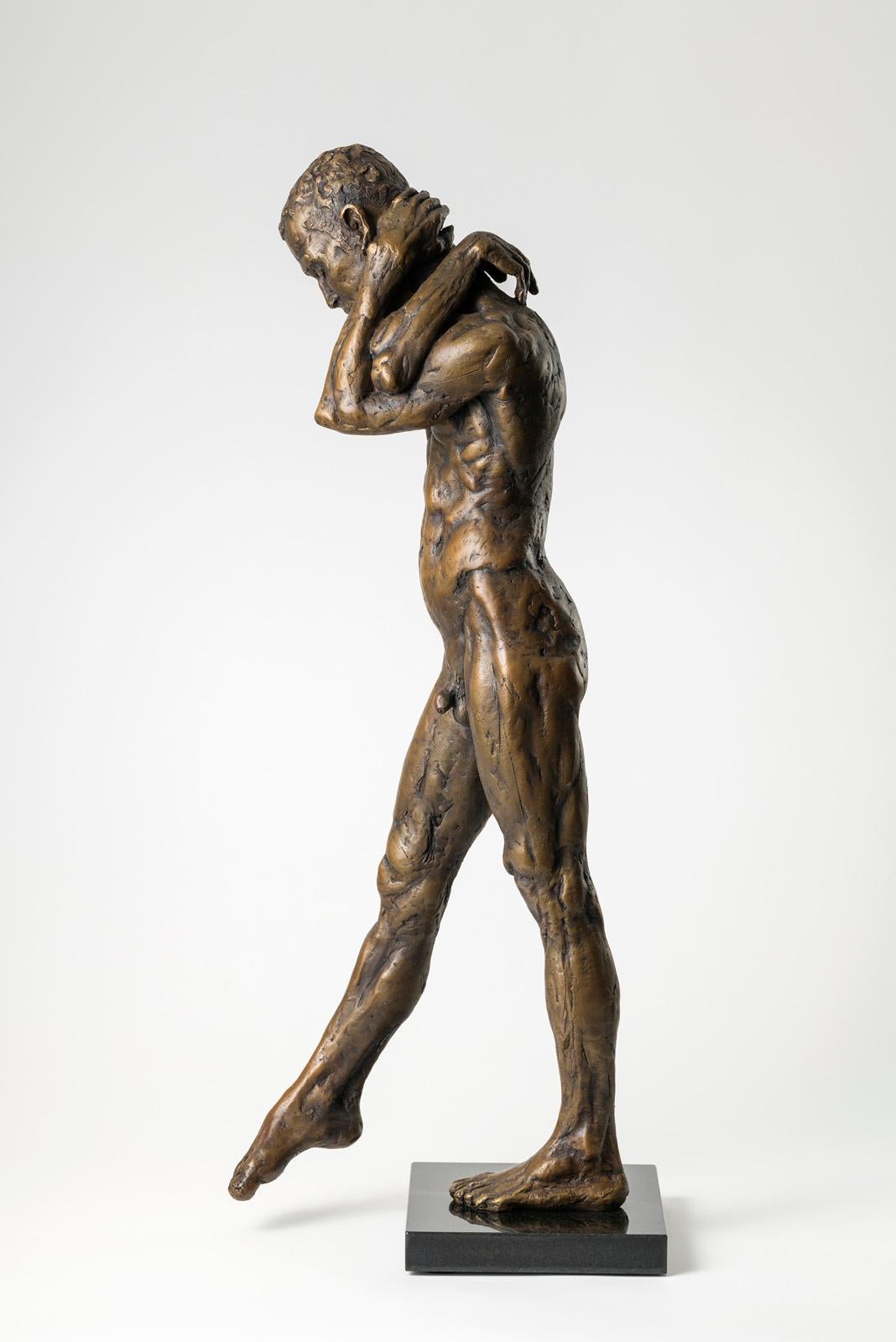 Studio a bracci ripiegati (Figura intera) - Sculpture Scuola inglese di Hywel Pratley