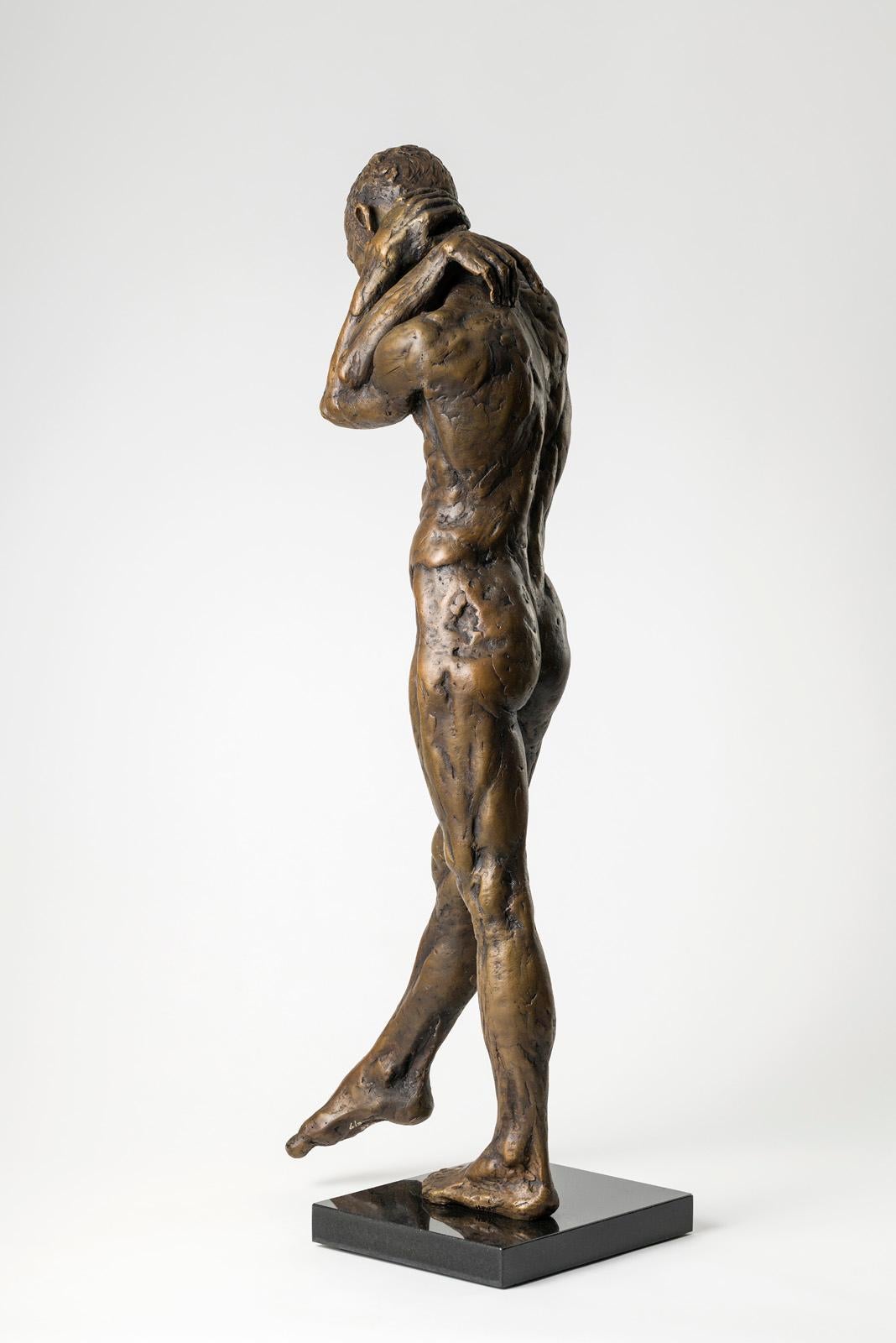 Studio a bracci ripiegati (Figura intera) - Figurative Sculpture Oro di Hywel Pratley