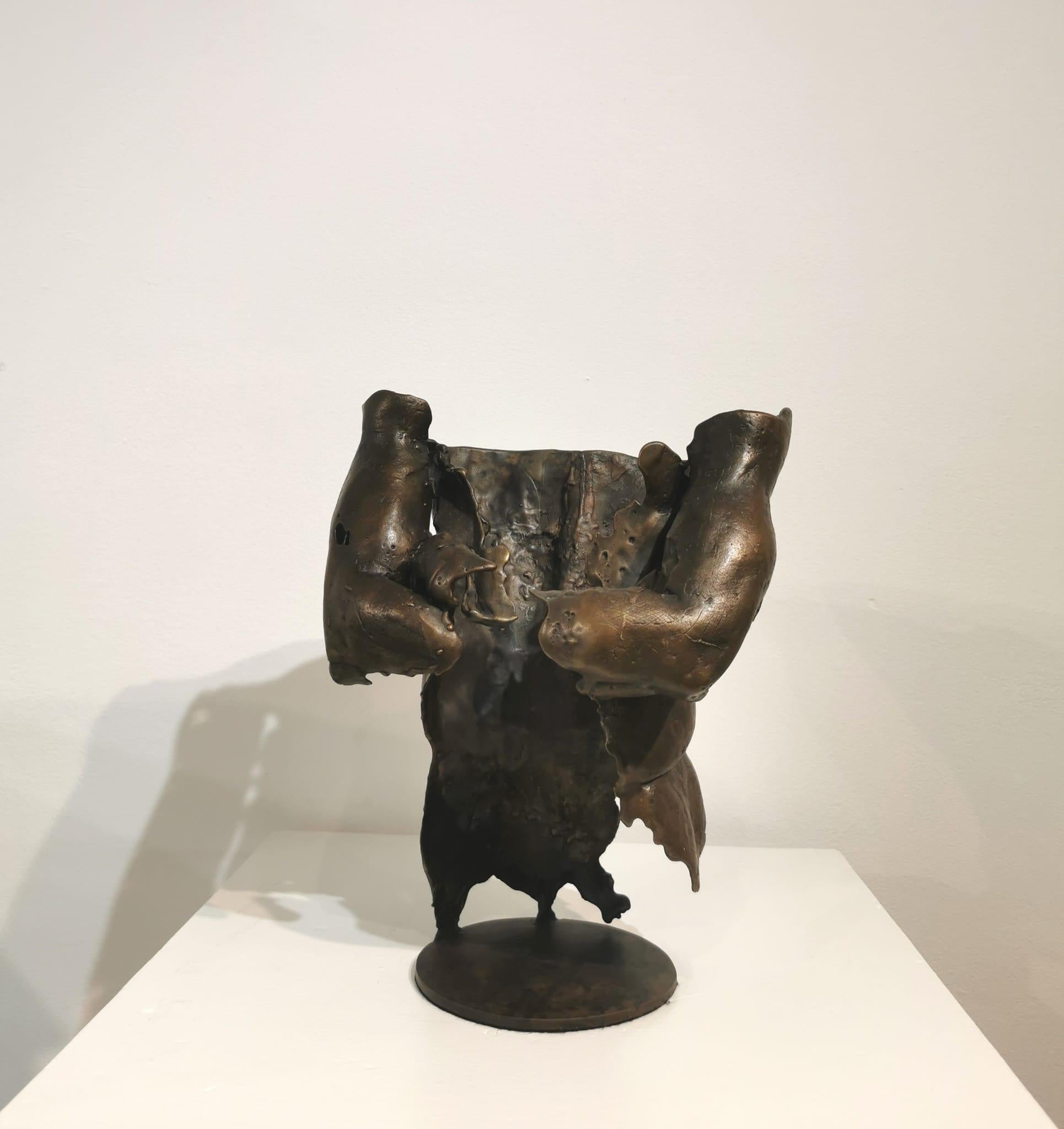 Torso masculino fragmentado en bronce 