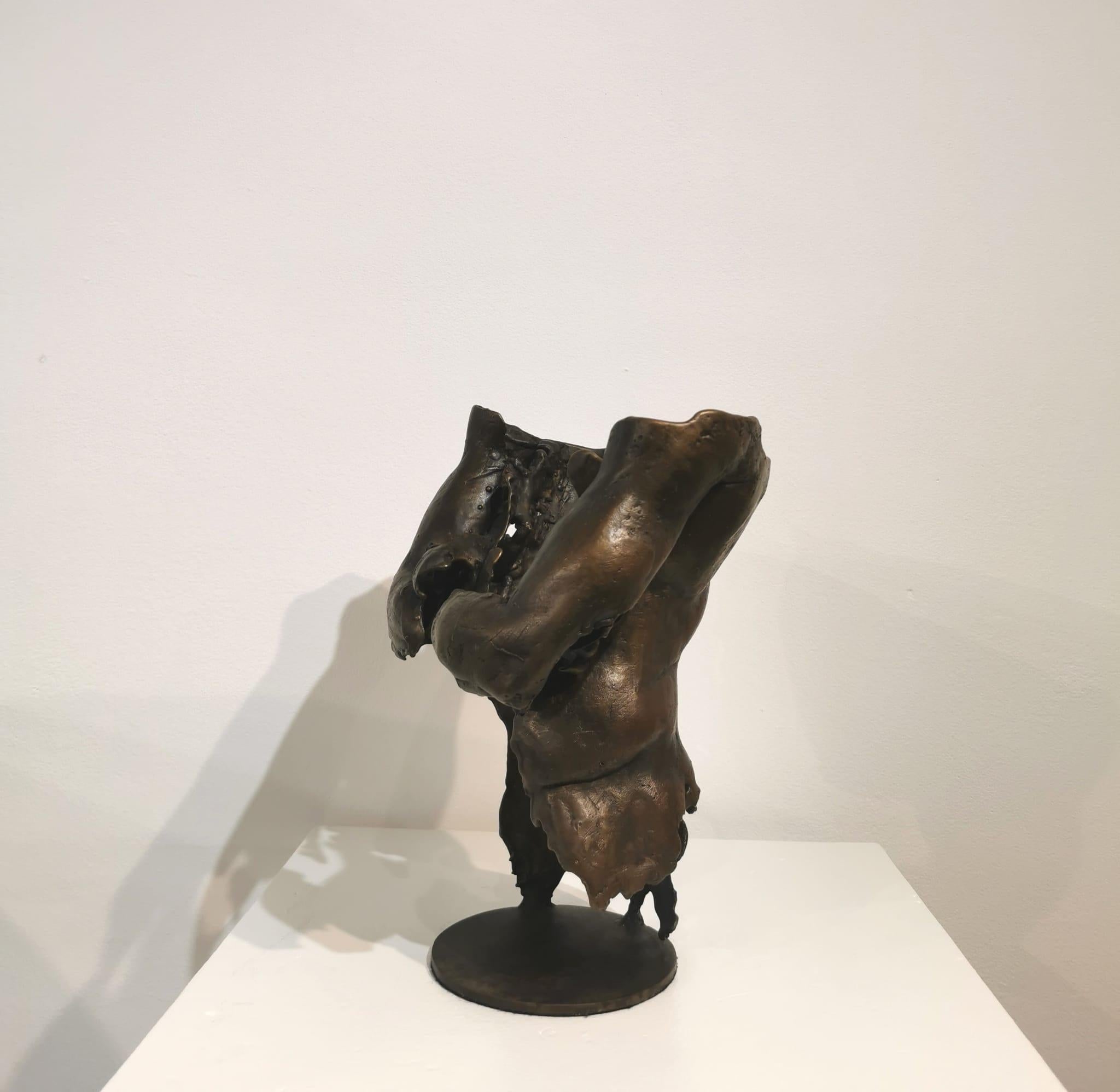 Torso masculino fragmentado en bronce 