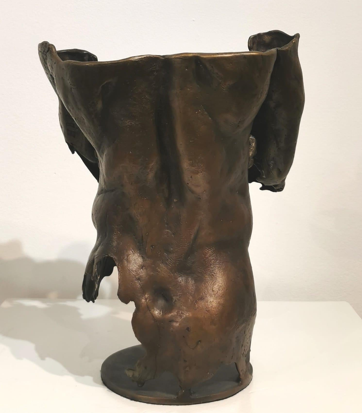 Torso masculino fragmentado en bronce 