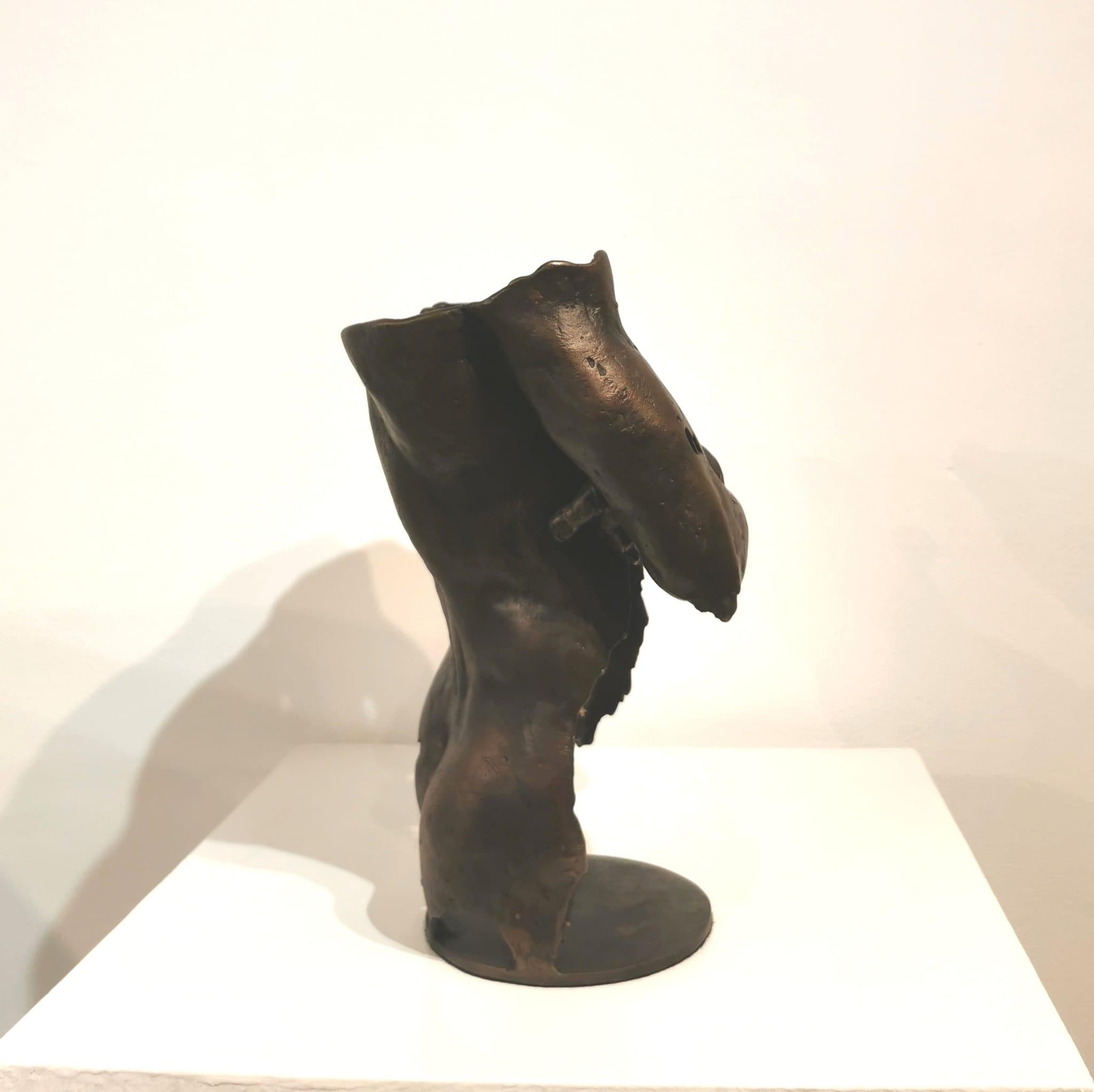 Torso masculino fragmentado en bronce 