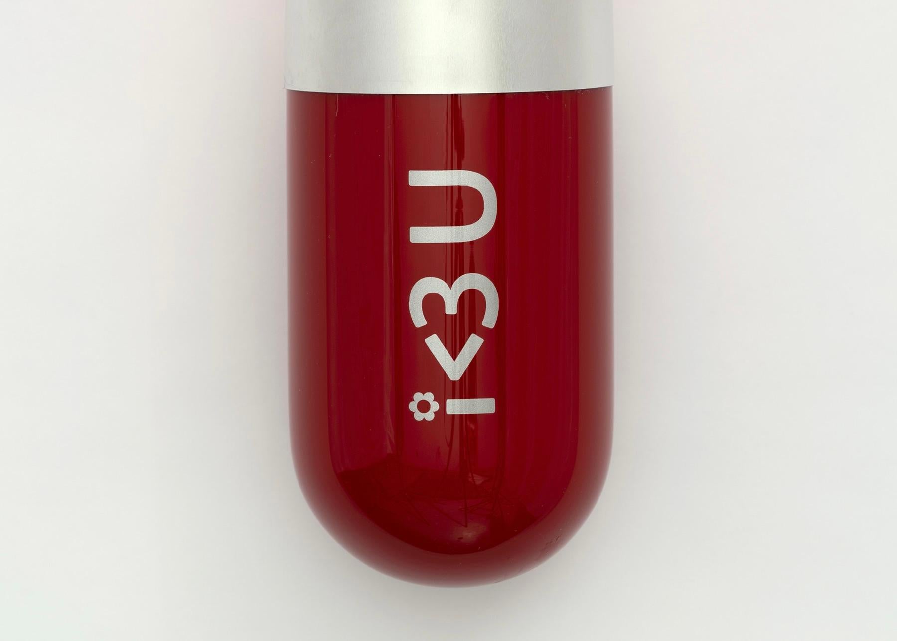I <3 U (I Love You) – Rote Glas pillen-Wandskulptur (amerikanisch) im Angebot