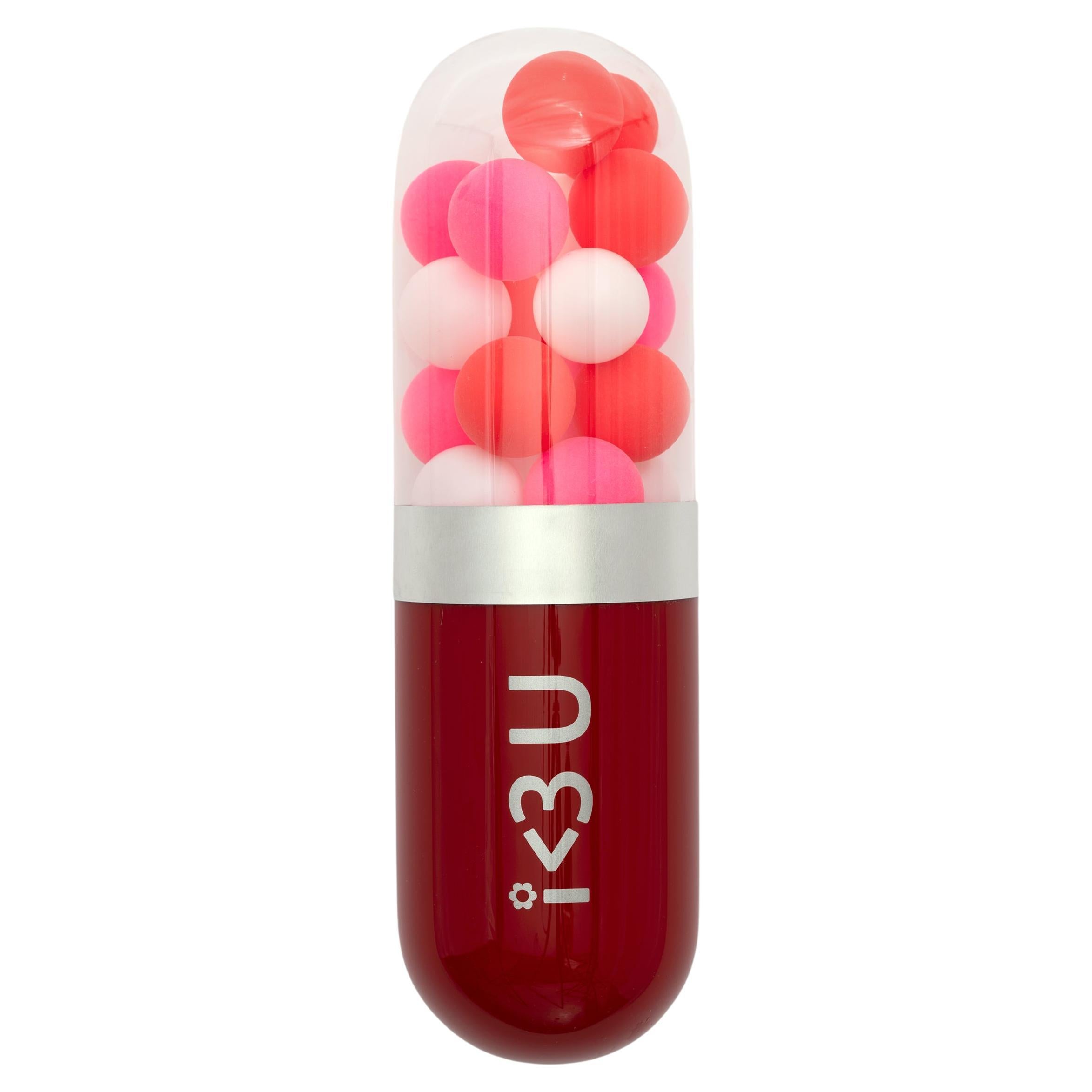 I <3 U (I Love You) – Rote Glas pillen-Wandskulptur im Angebot
