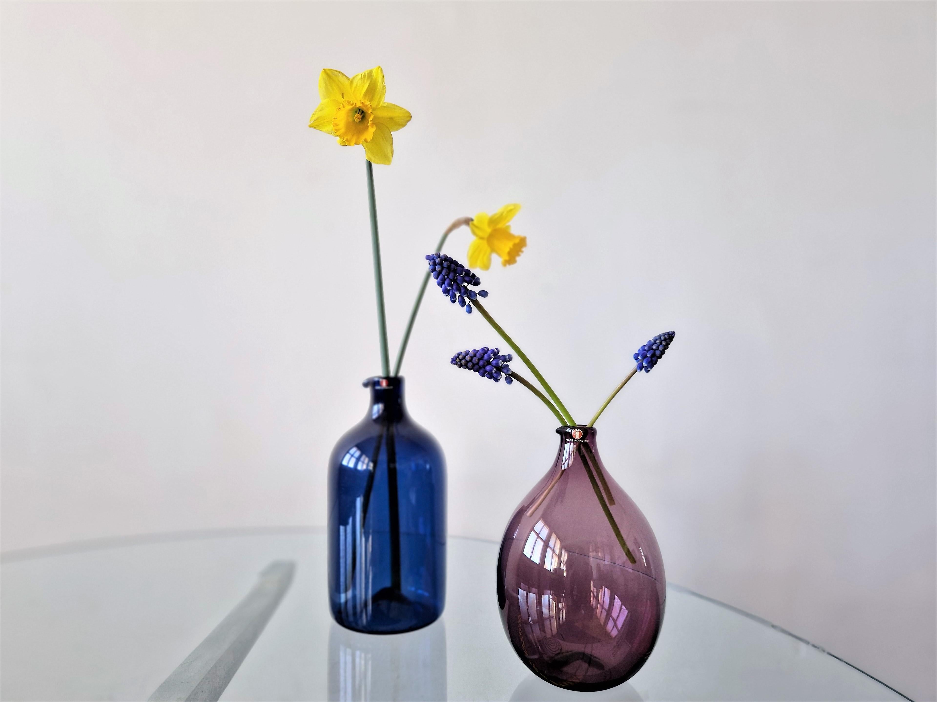 Metà XX secolo I-401 Bottiglia/vaso per uccelli in vetro viola di Timo Sarpaneva per Iittala, Finlandia 1956 in vendita