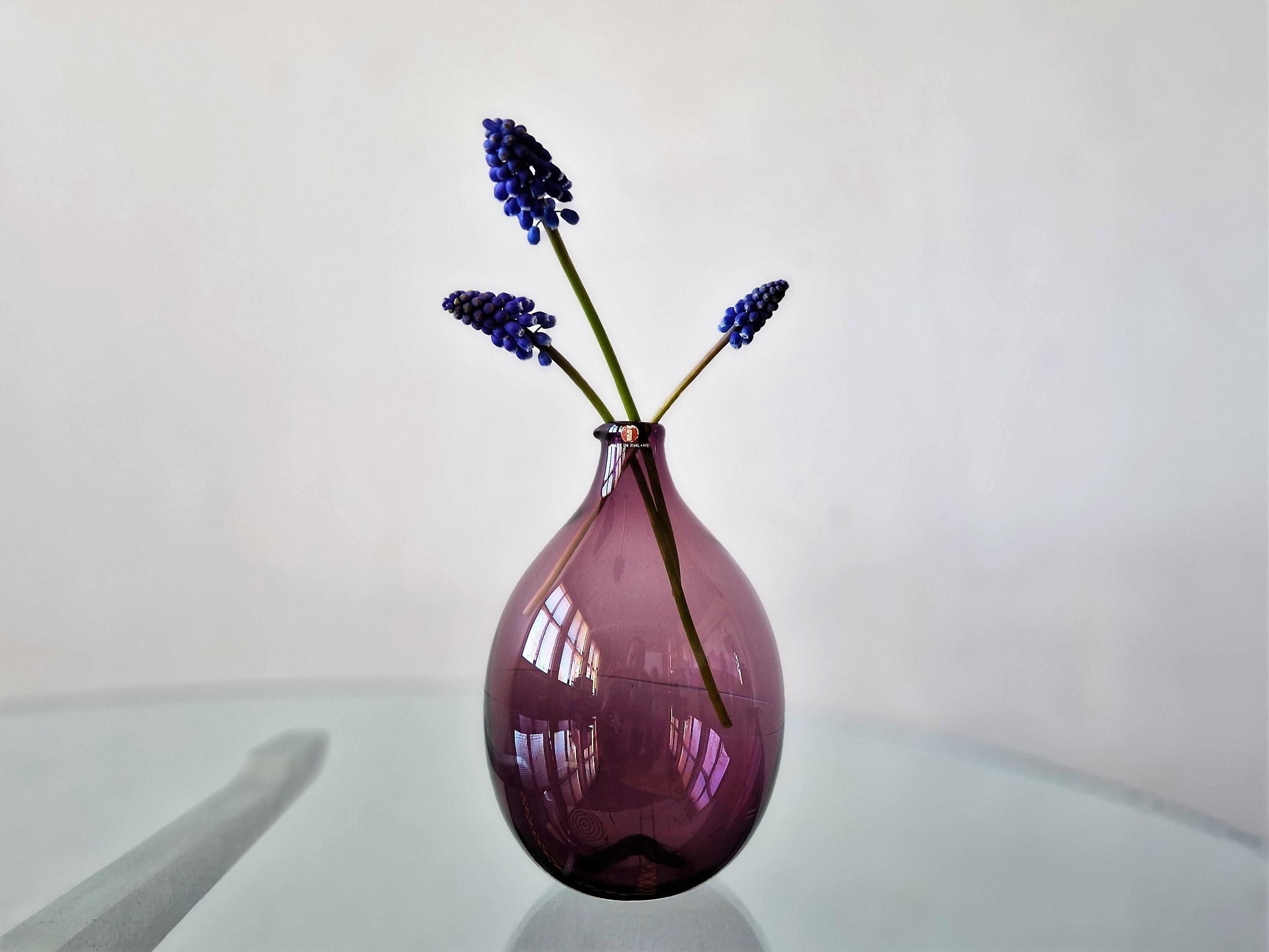 Vetro I-401 Bottiglia/vaso per uccelli in vetro viola di Timo Sarpaneva per Iittala, Finlandia 1956 in vendita