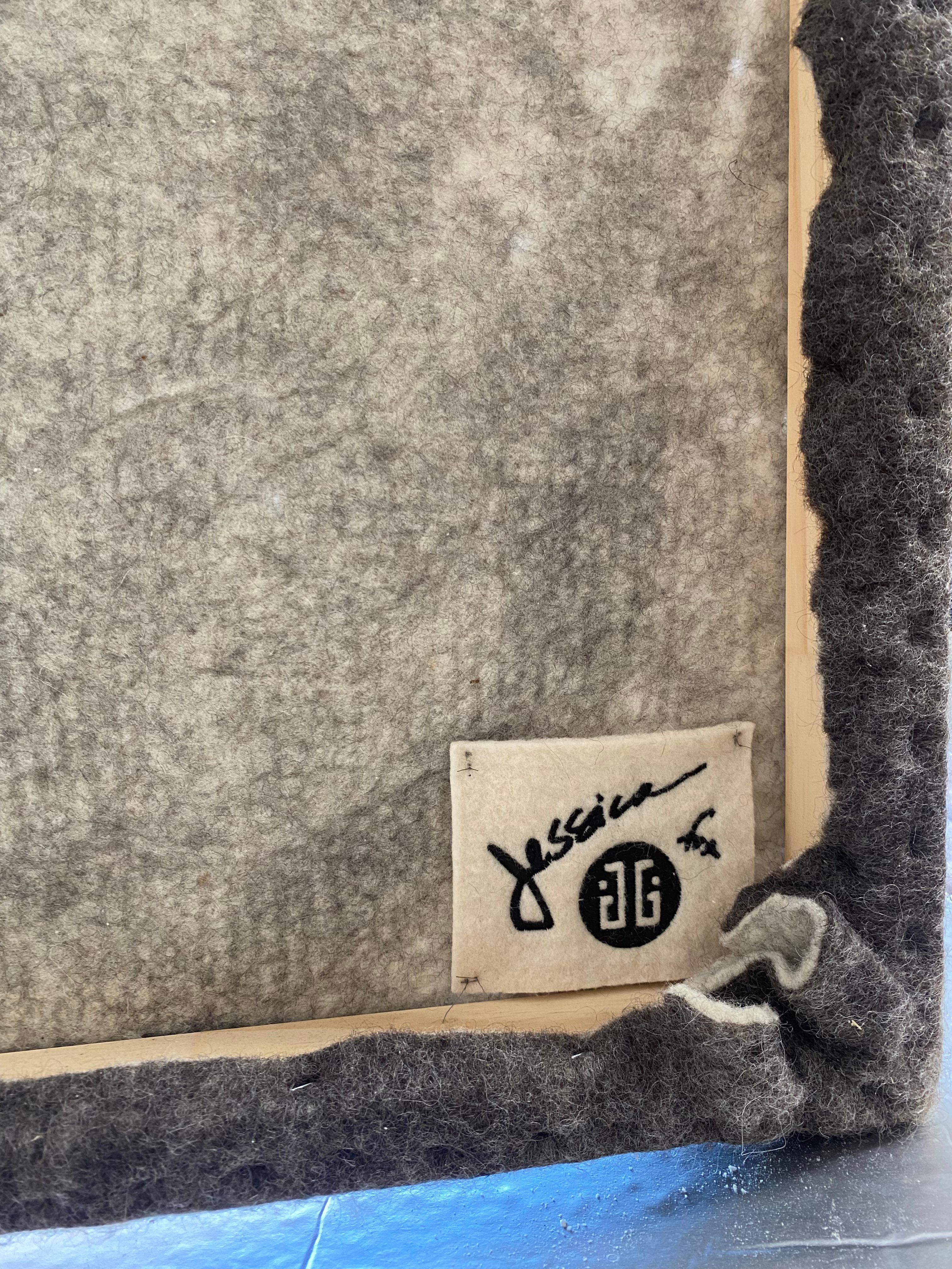 I AM THE BIRD, MY CAT IS THE WOLF, gefilzte Wolle von den Schafen des Künstlers, war Teil der Ausstellung The Lily Too Shall Function (Nov.-Dez. 2023, San Francisco) im Jones Institute, einer von The Jones Institute & Studio AHEAD kuratierten