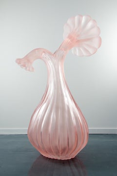 I Am The Keeper Of Our Conversation Escultura grande de resina rosa de Karen Atta