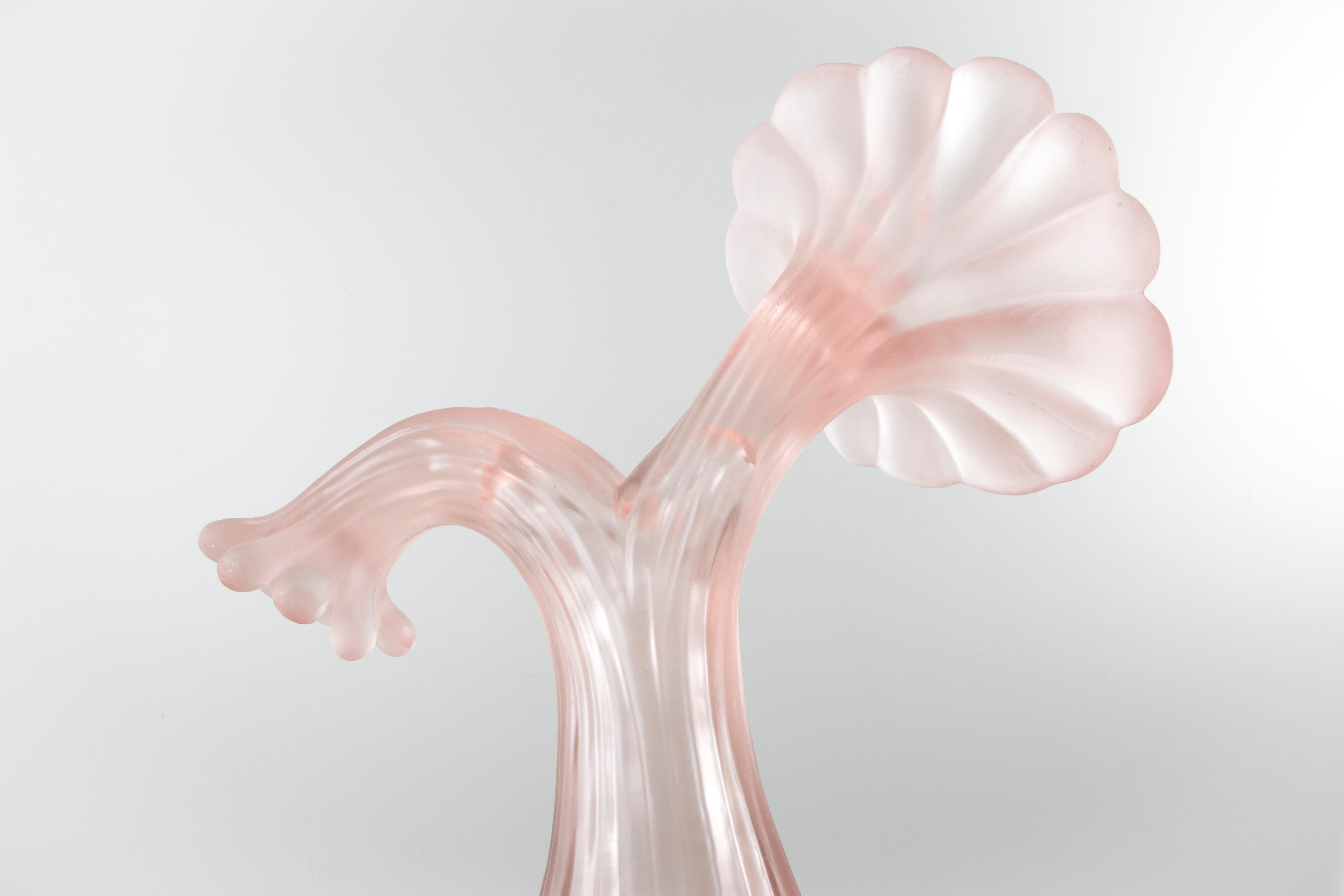 Moderno I Am The Keeper Of Our Conversation (Io sono il custode della nostra conversazione) Scultura grande in resina rosa di Karen Atta in vendita