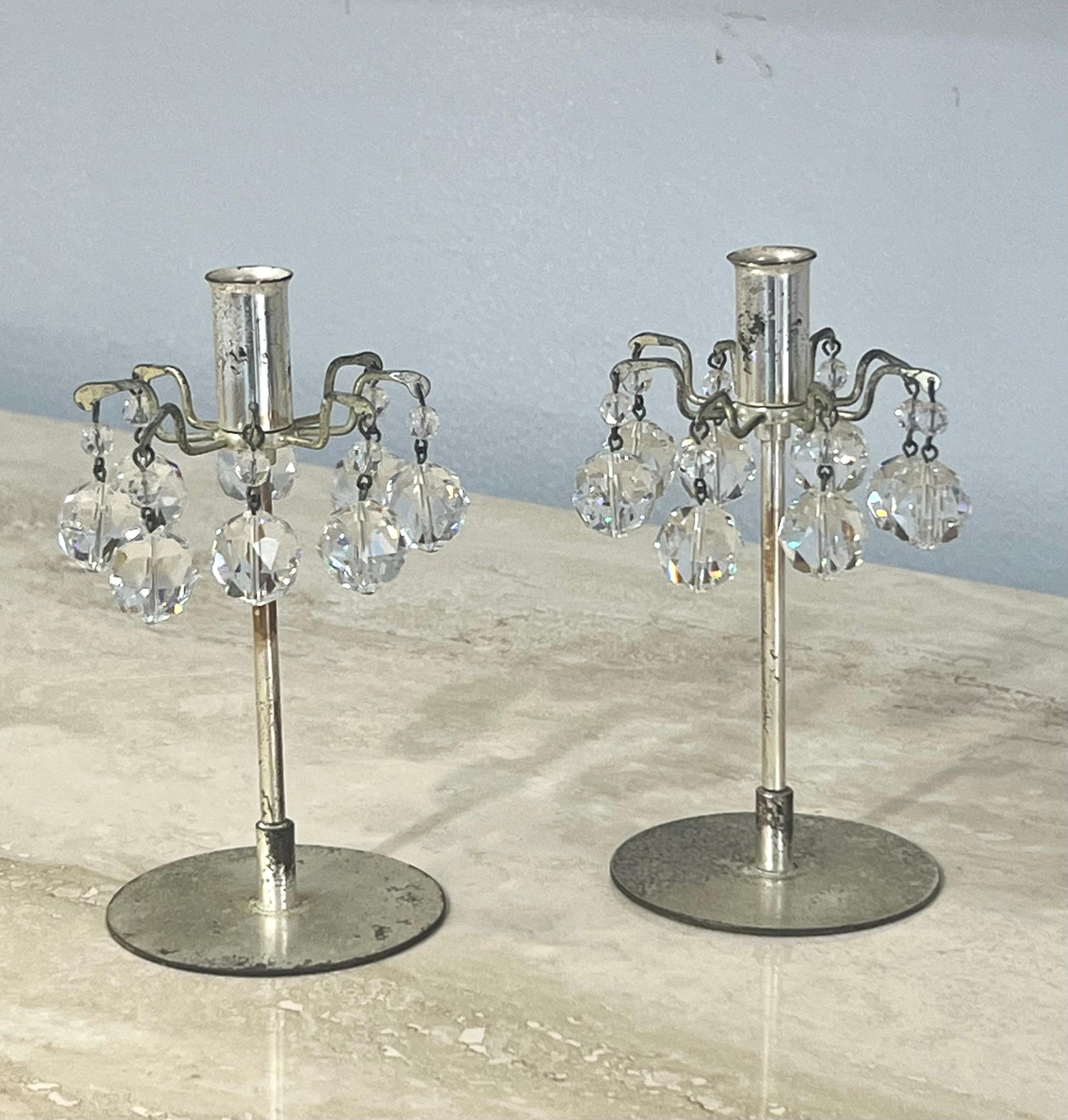 Une paire de bougeoirs vintage Lobmeyr petit plaqué argent avec des cristaux ronds à facettes. Conçu par H.H Rath.