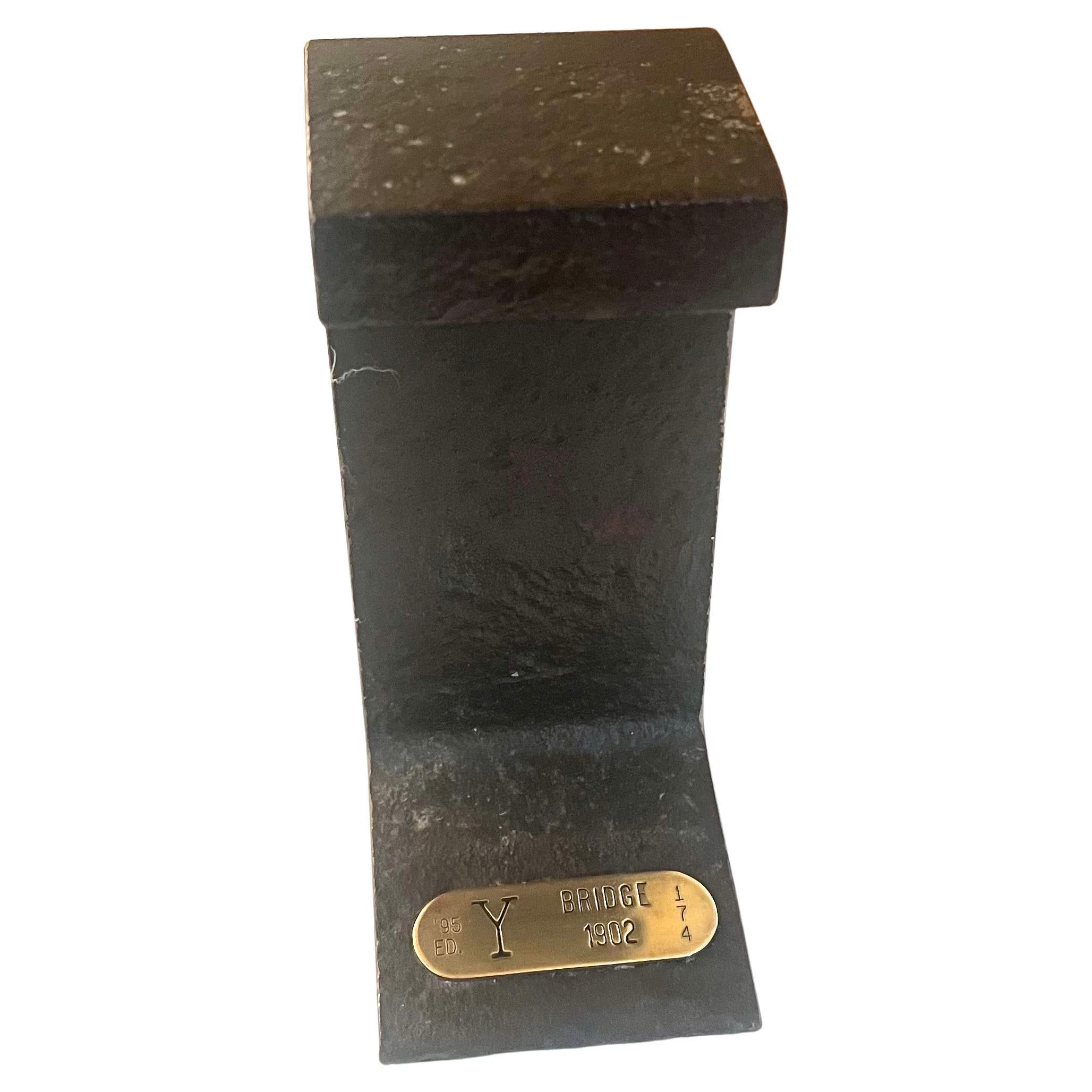 Pièce originale en fer massif provenant du célèbre Y Bridge Ohio, avec cachet en laiton édition 1995, numérotée 174, peut être utilisée comme cale-porte ou serre-livre ou sculpture .