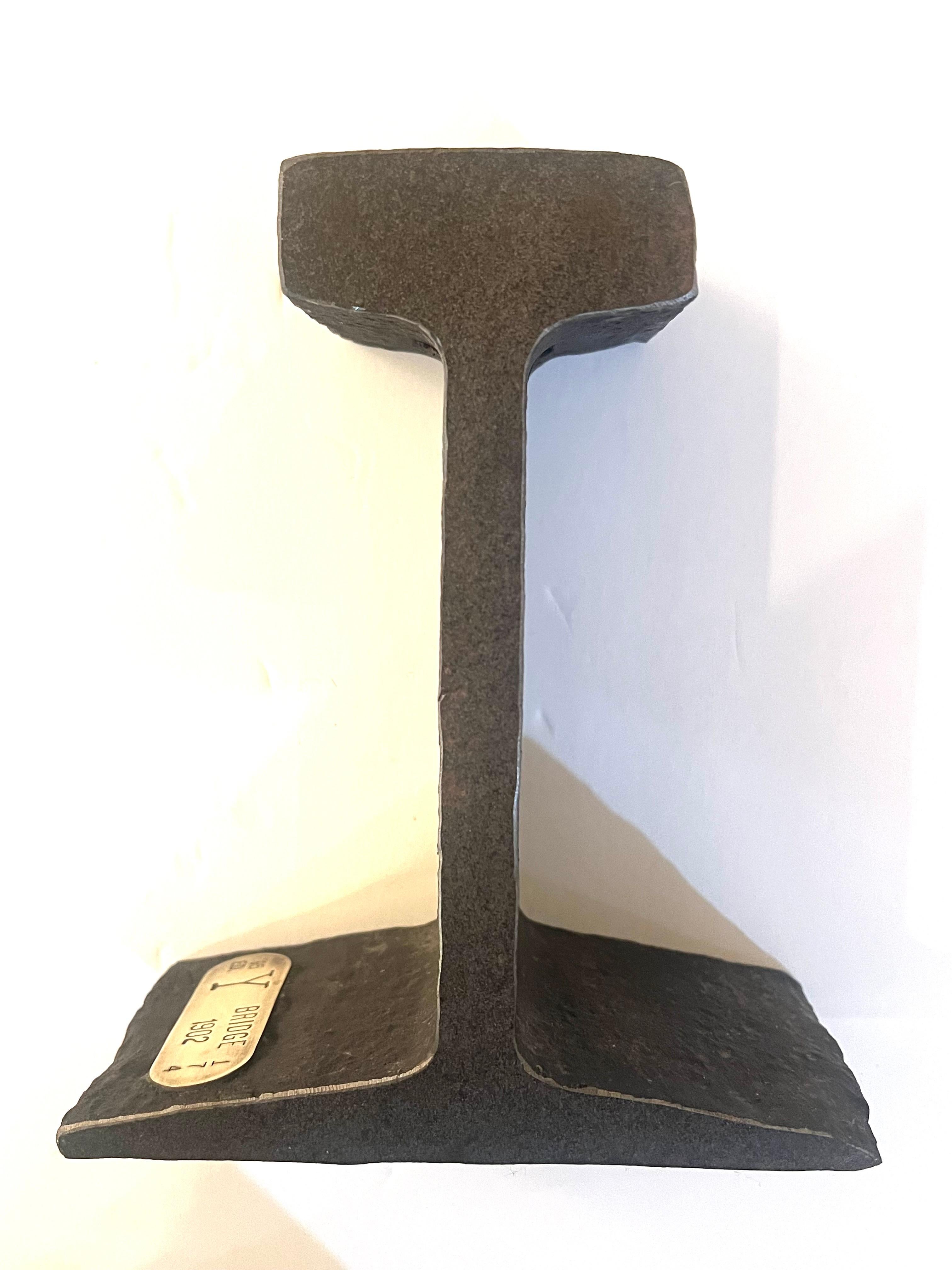 I Beam Original Piece From 1902 Y Bridge Collectible Stamped Bookend Doorstopper Bon état - En vente à San Diego, CA