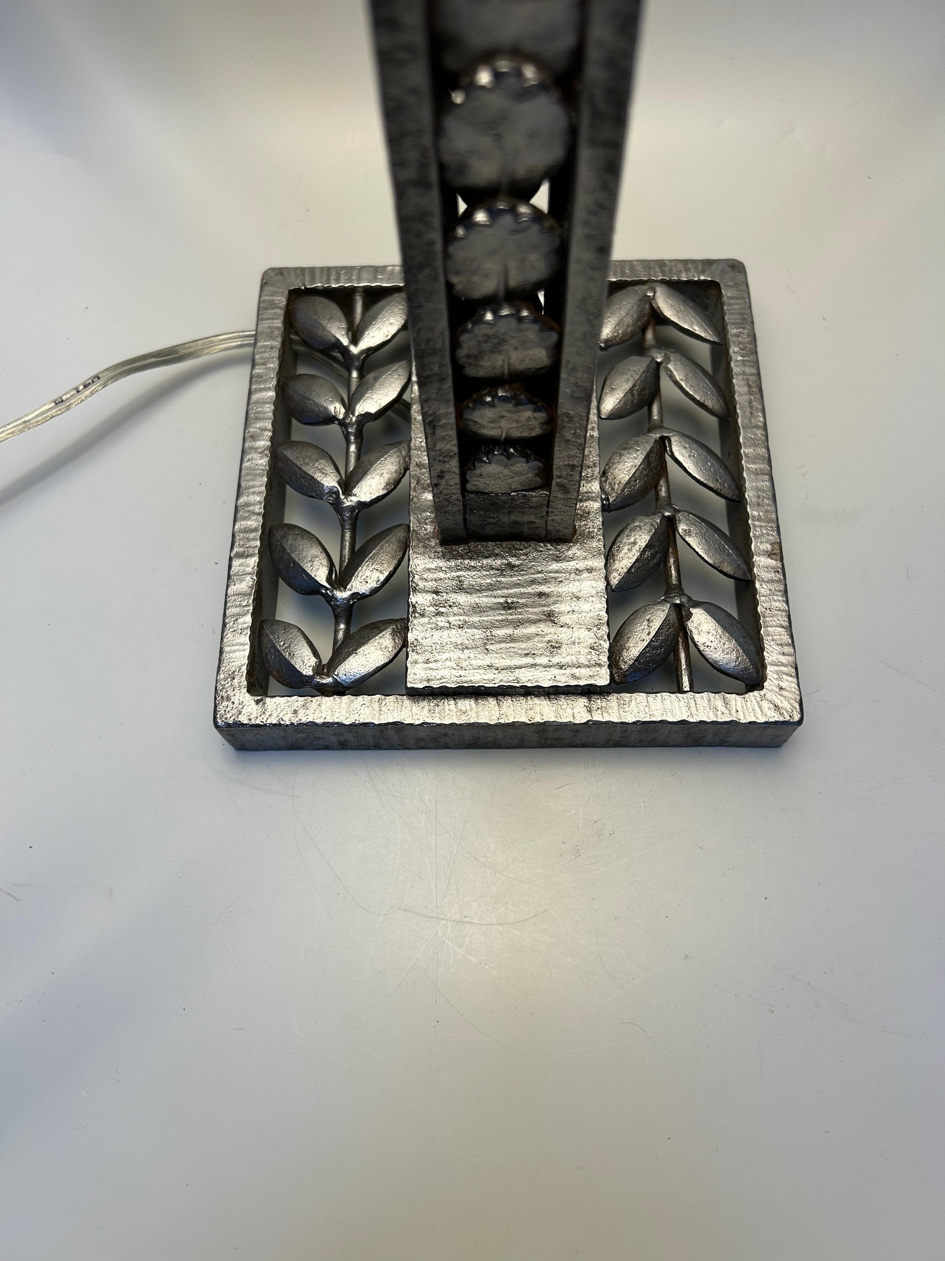 Art Deco Lampe, um 1925, gestempelt L. Katona.
Sockel aus Schmiedeeisen mit Blattverzierung.
Farbton Alabaster.
Verdrahtet, B22-Buchse.
In perfektem Zustand.

Gesamthöhe: 51 cm
Durchmesser des Lampenschirms: 30 cm
Gewicht: 6.5 kg

Louis Katona war