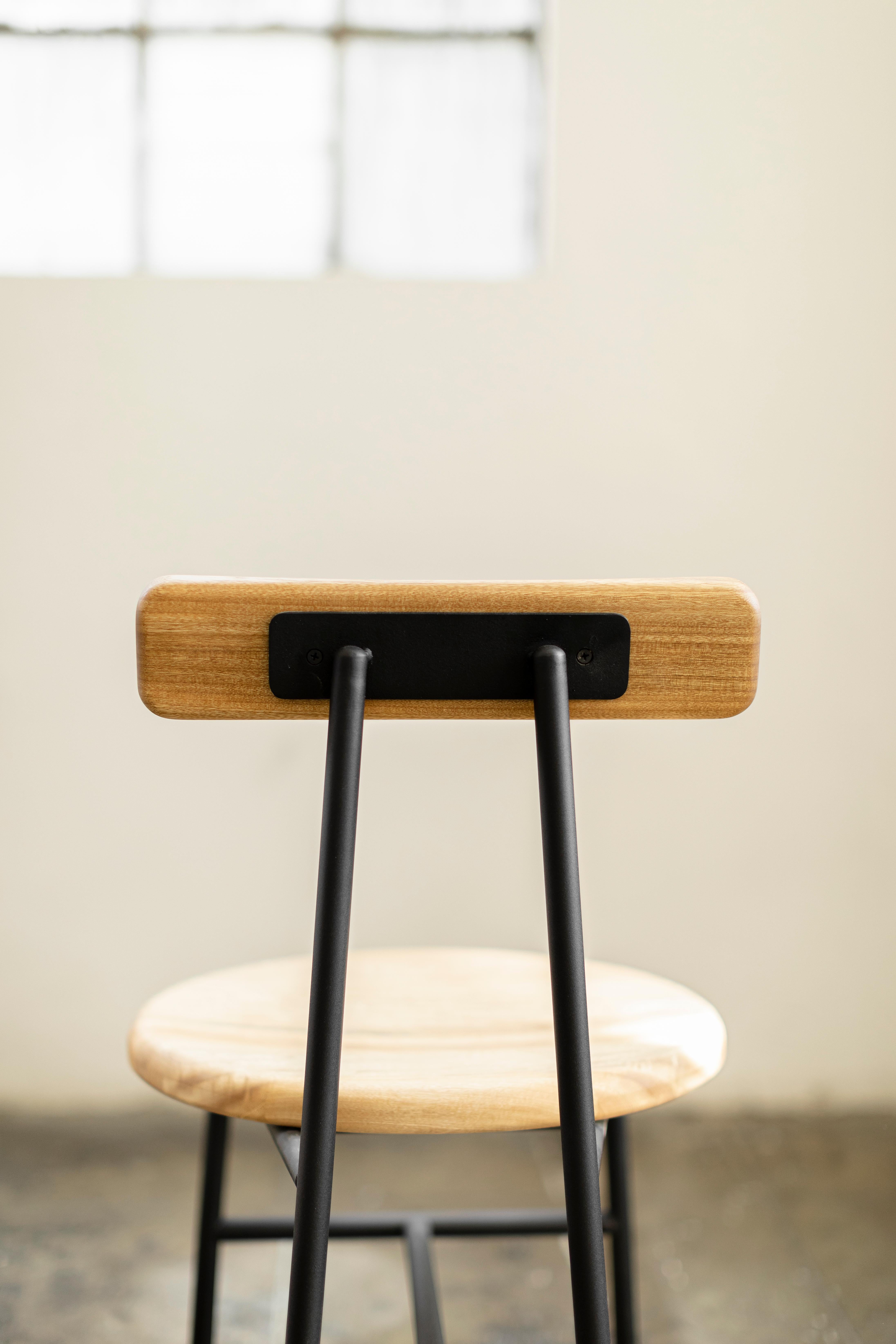Moderne Chaise en bois de la collection I avec structure métallique en vente