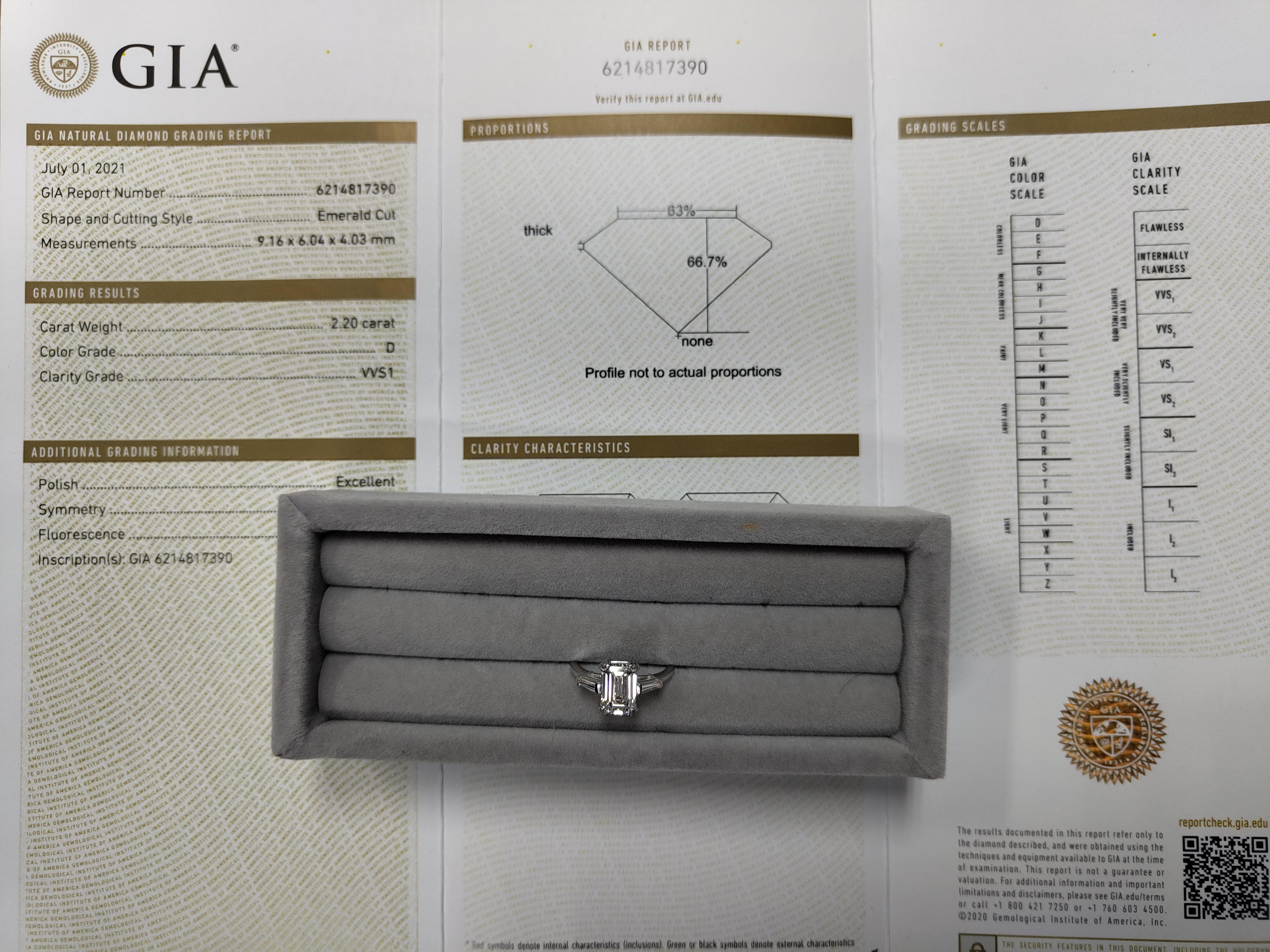 Taille émeraude Bague avec diamant taille émeraude certifié GIA de 2,20 carats D VVS1 de pureté en vente