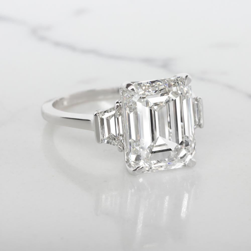 Immerse yourself in the timeless elegance of this extraordinary Italian ring, a masterpiece of sophistication and craftsmanship. At the heart of this remarkable jewel shines an emerald-cut diamond, a gem of rare beauty and sophistication, boasting