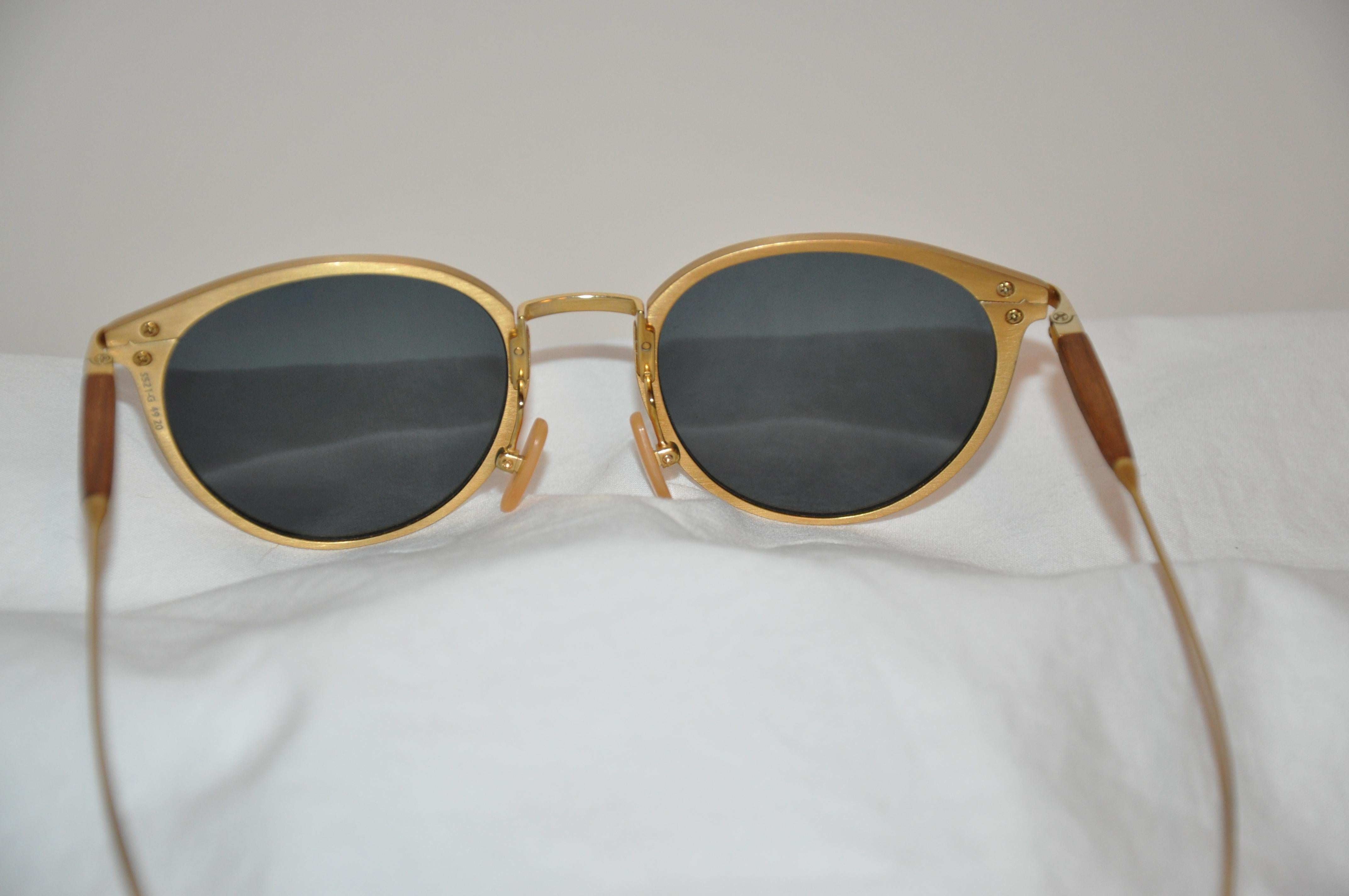 i h-i Koln Sonnenbrille aus poliertem Gold-T Titan mit handgeschnitzten und poliertem Holz (Braun) im Angebot