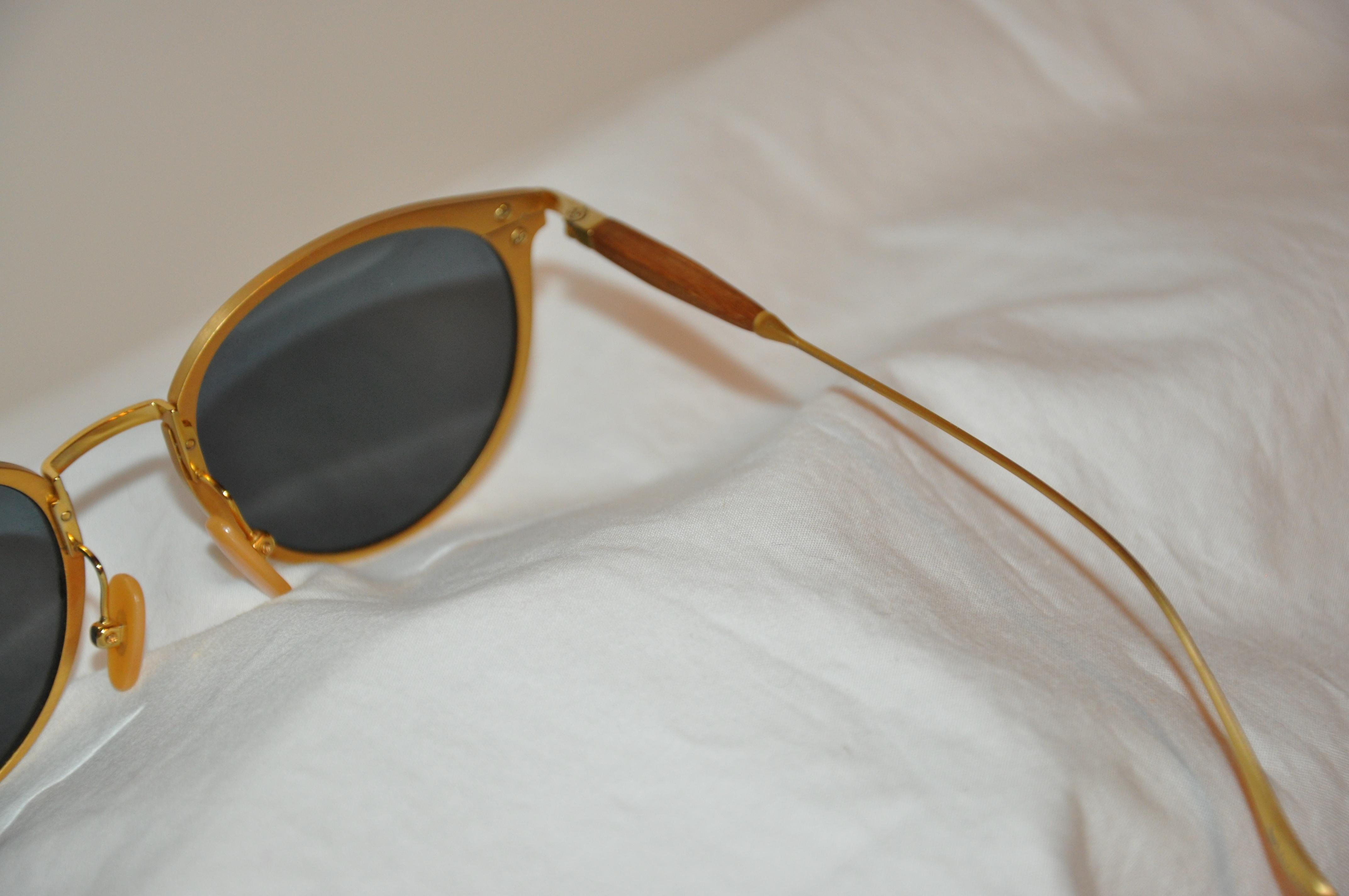 i h-i Koln Sonnenbrille aus poliertem Gold-T Titan mit handgeschnitzten und poliertem Holz im Zustand „Gut“ im Angebot in New York, NY