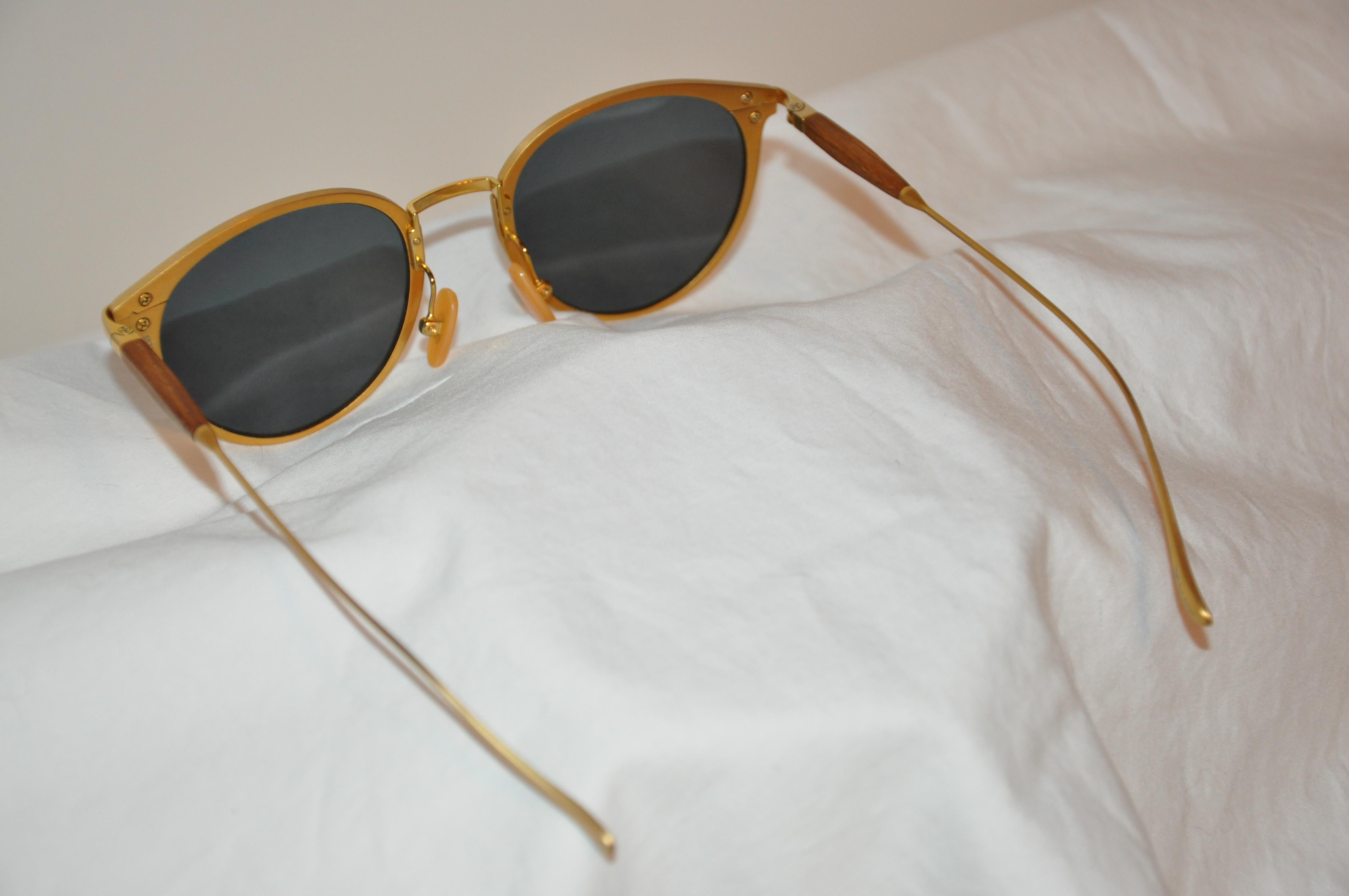 i h-i Koln Sonnenbrille aus poliertem Gold-T Titan mit handgeschnitzten und poliertem Holz für Damen oder Herren im Angebot