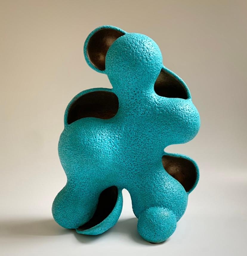 Ceramica smaltata.
Firmato 

Originaria del Canada occidentale, Colleen Carlson è un'abile ceramista che vive a Long Island City, New York. Con un forte background nella moda, Colleen è sempre stata attratta dal potere dell'estetica e della