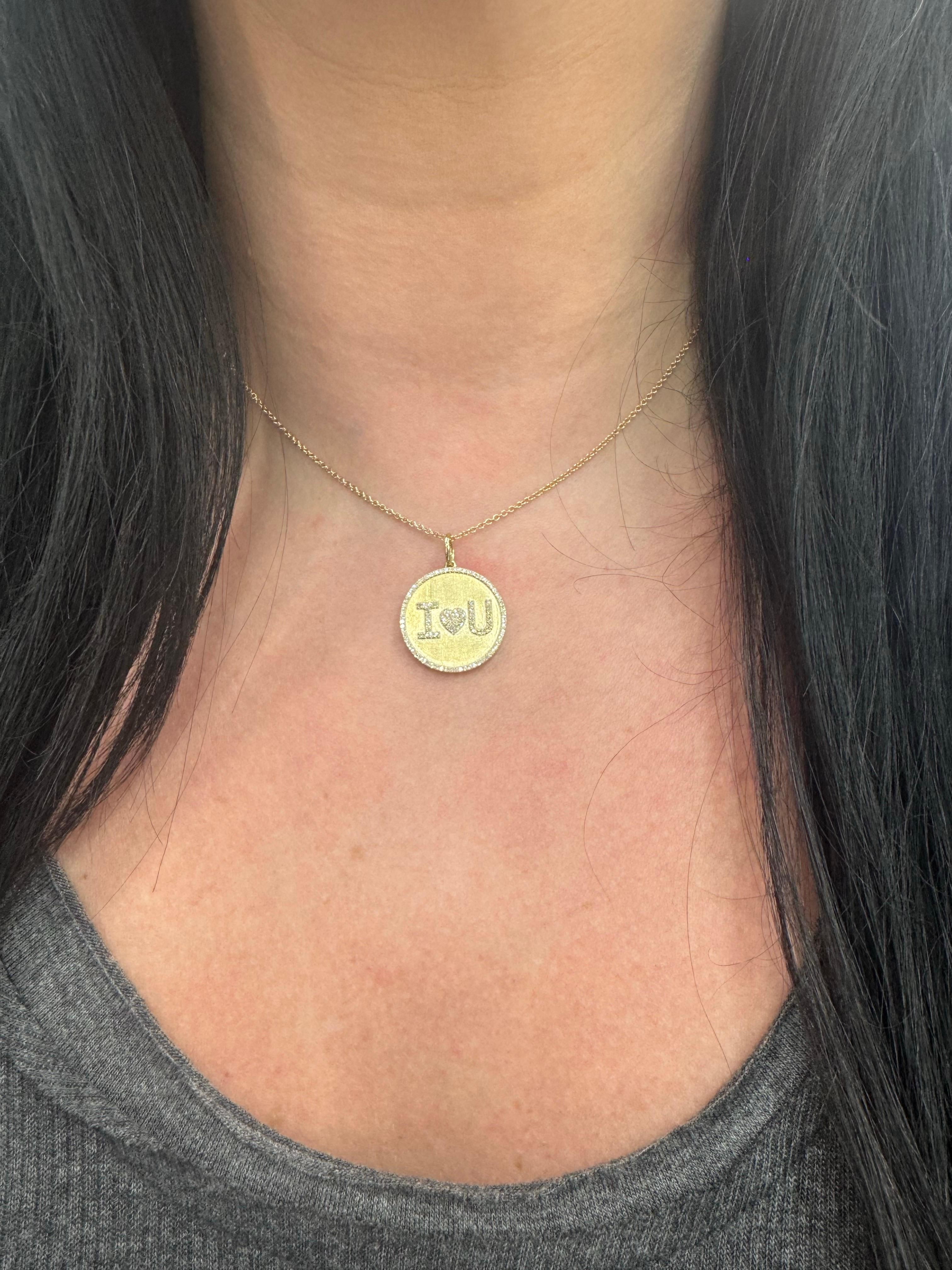 Pendentif disque à breloques en or jaune 14 carats présentant un motif I love you avec 115 diamants pesant 0,27 carats dans un design au fini mat. 

Ce prix s'applique uniquement au pendentif à breloques, pas au collier.

Construisez votre propre