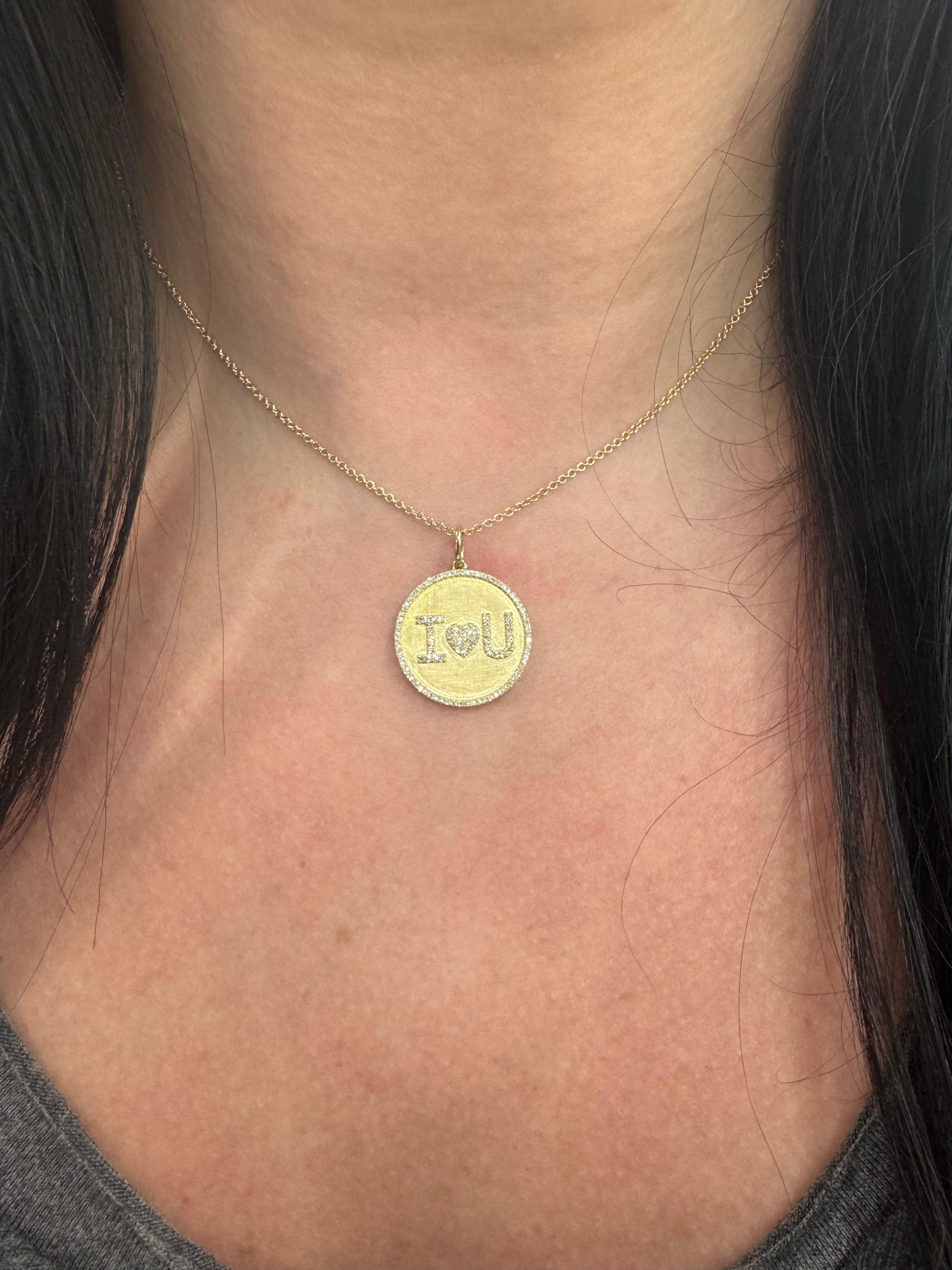 Contemporain Pendentif breloque « I LOVE YOU » en or jaune 14 carats avec disques de diamants de finition mate 0,27 carat en vente