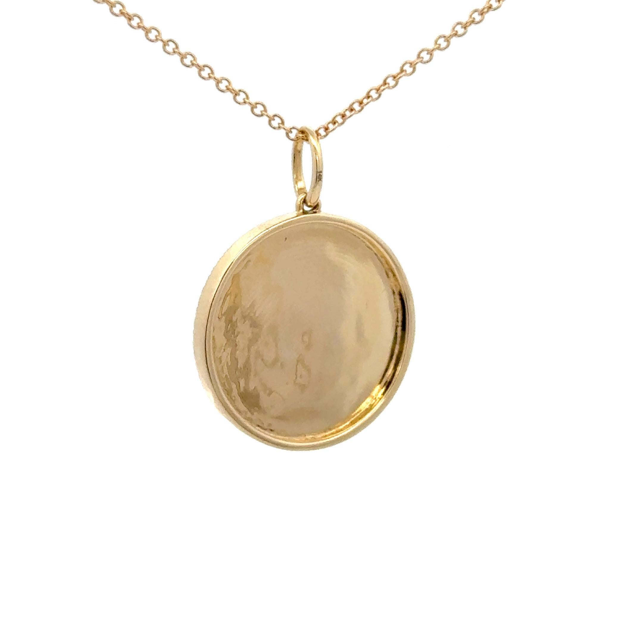 Taille ronde Pendentif breloque « I LOVE YOU » en or jaune 14 carats avec disques de diamants de finition mate 0,27 carat en vente