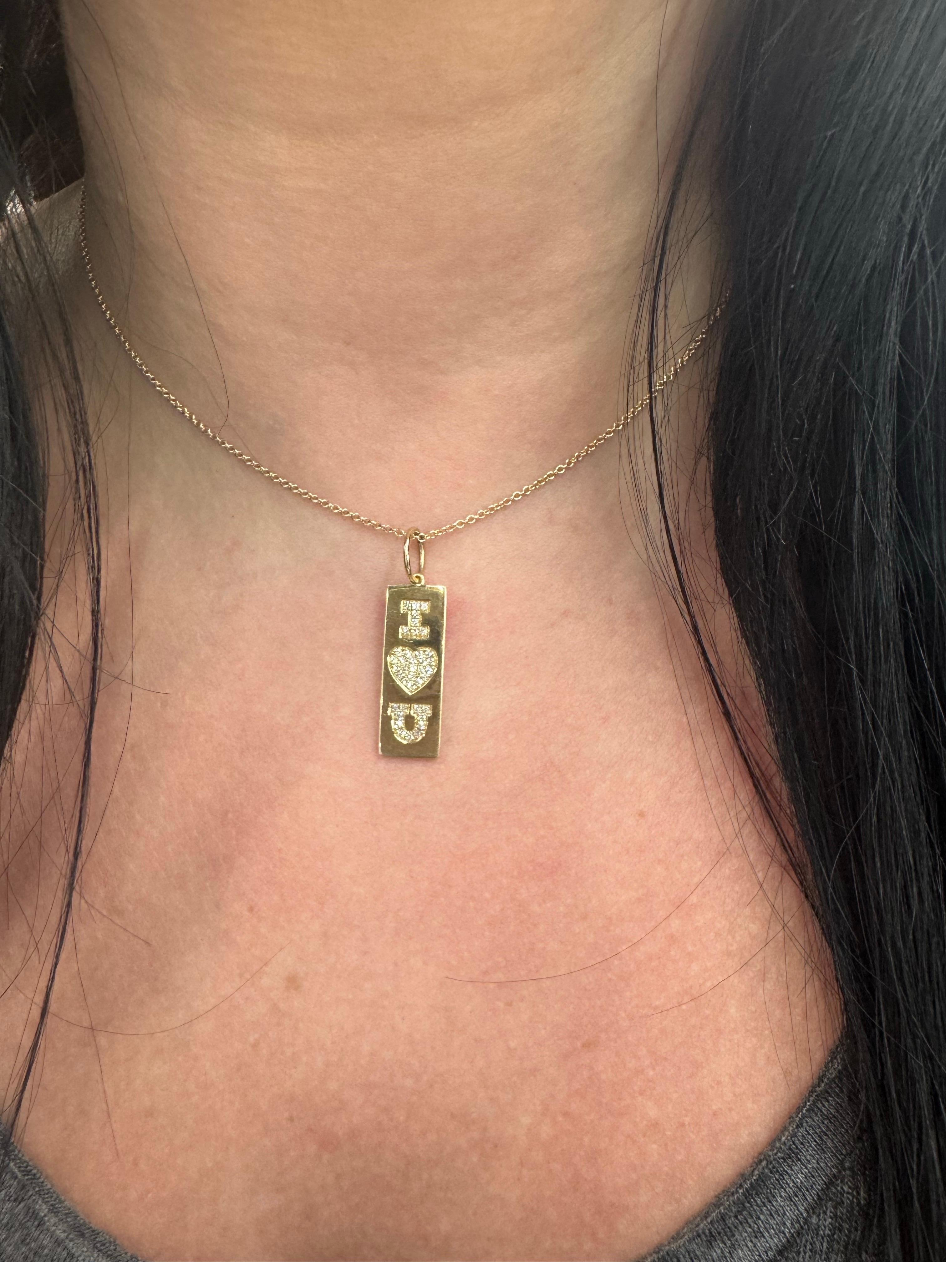 Contemporain Pendentif breloque en or jaune 14 carats avec chaîne en forme de barre de chien I Love You Diamond 0,19 carats en vente