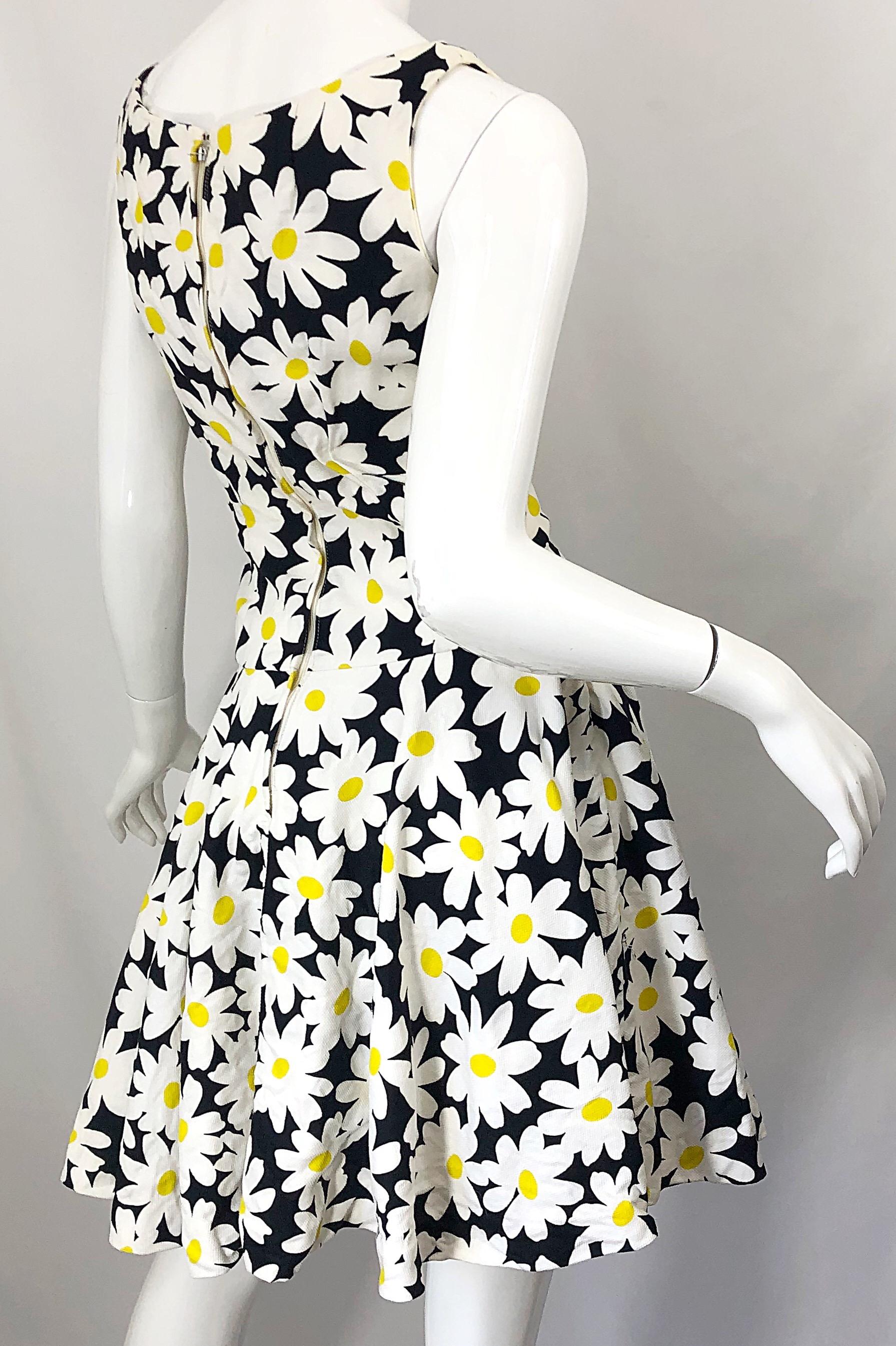 I Magnin 1960er Schwarzweißes Vintage 60er A-Linien-Kleid aus Baumwolle mit Gänseblümchenmuster im Zustand „Hervorragend“ im Angebot in San Diego, CA