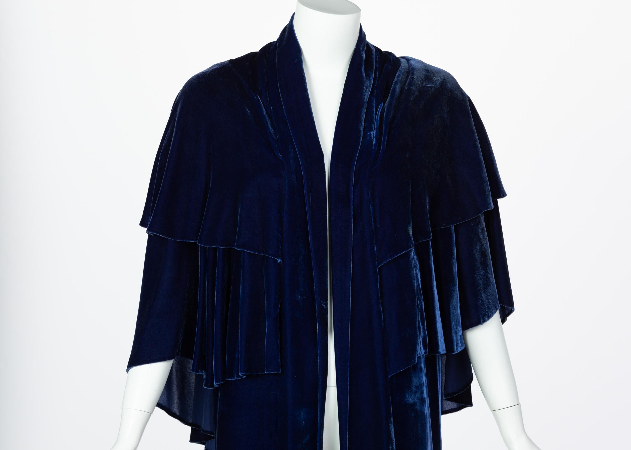 I Magnin & Co. Blue Silk velvet Evening Cape Coat, 1930s In Good Condition In Boca Raton, FL