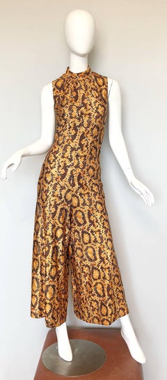 I. Magnin, tuta a palazzo a gamba larga vintage dei primi anni '70 con stampa animale in pelle di serpente
