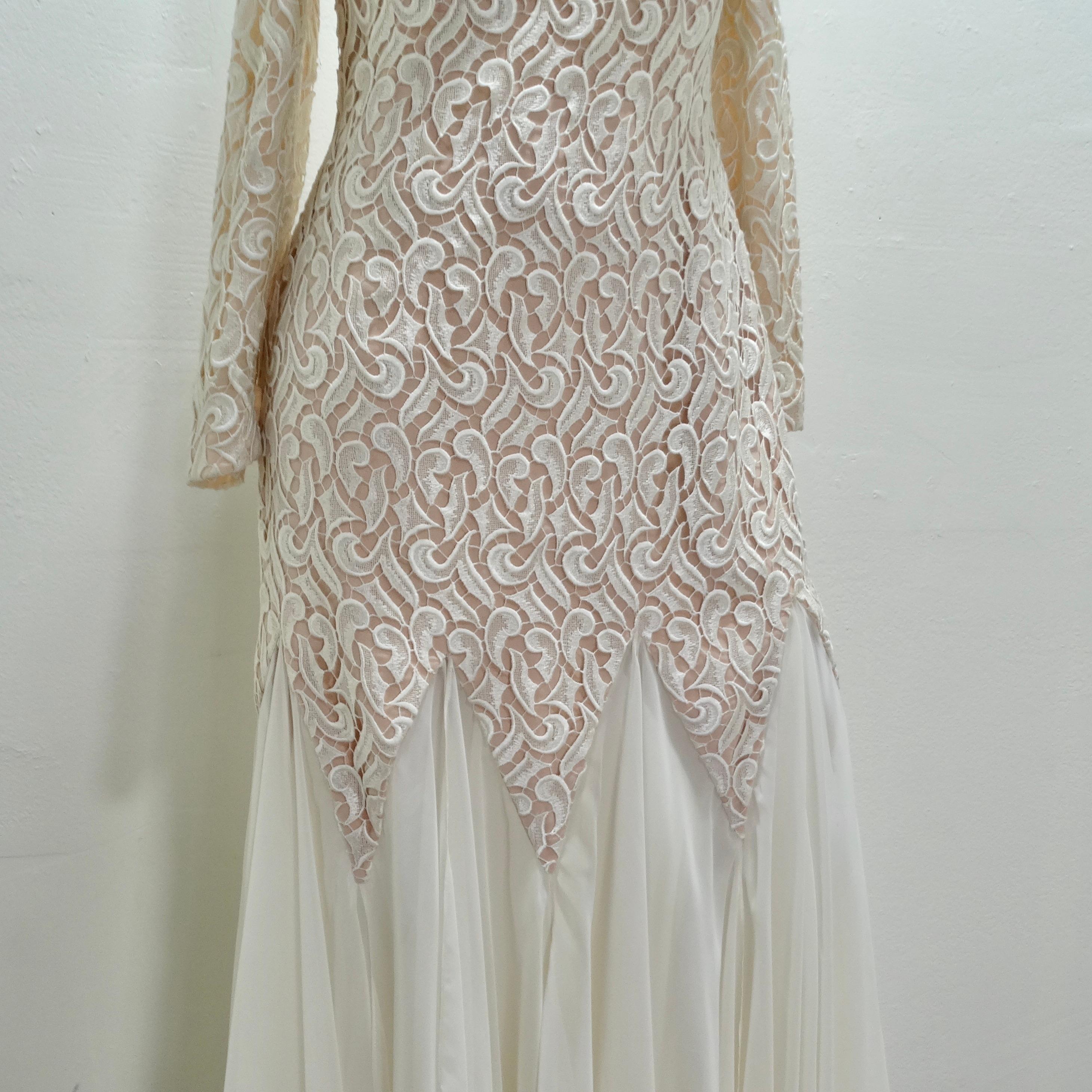Das I Magnin Travilla 1980s White Lace Mermaid Bridal Dress - ein wahres Meisterwerk der Brautmode, das die Essenz zeitloser Eleganz mit einem modernen Twist einfängt. Mit diesem atemberaubenden, bodenlangen Kleid im Meerjungfrauen-Stil werden Sie