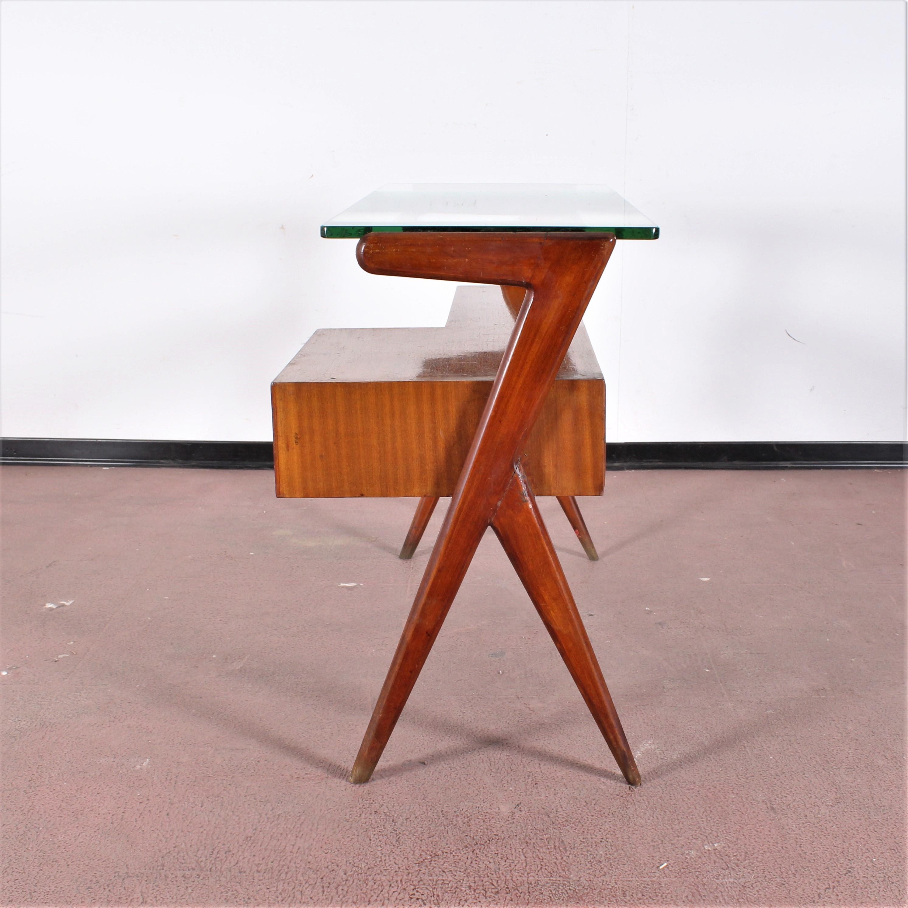 Beautiful small desk in light wood and rectangular top in thick glass with three drawers on the right side.
The attractive geometric line of the legs and the quality of the materials, make it attributable to Ico Parisi, Italy, 1950s.
Wear