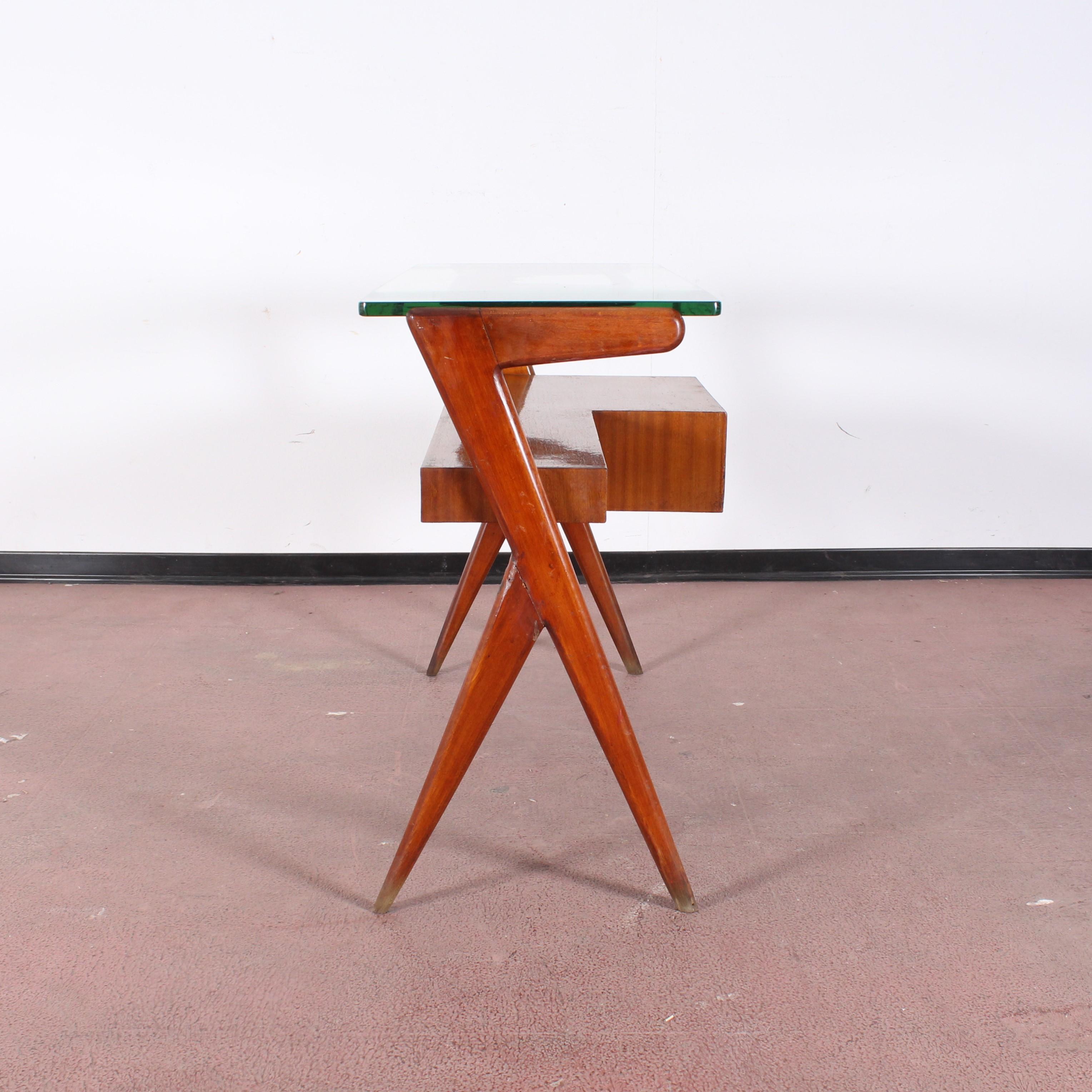 I. Parisi Geometric Midcentury Small Wood and Thick Glass Desk Table Italy 1950s In Good Condition In Palermo, IT